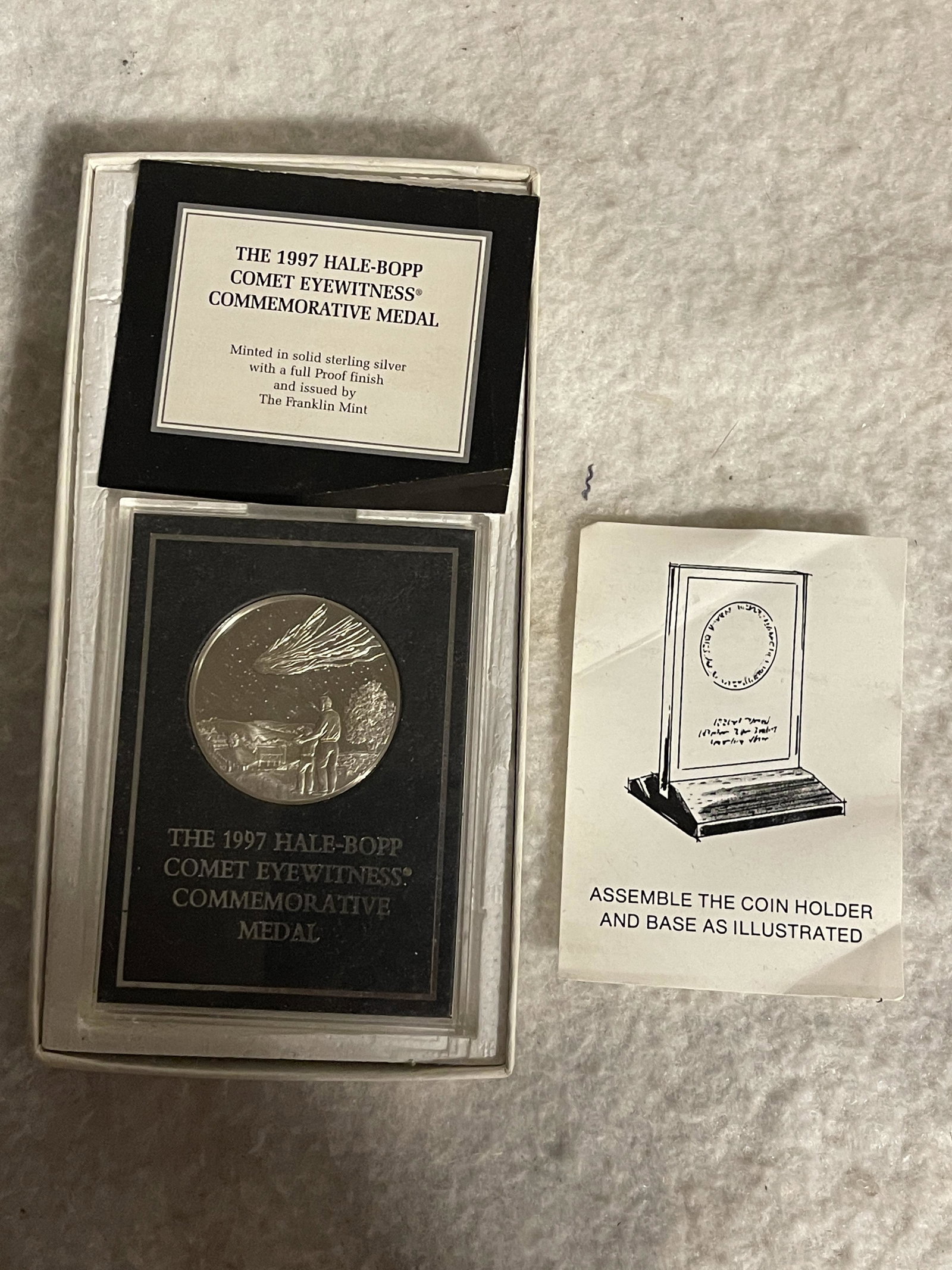 1997 HALE-BOPP COMET EYE WITNESS STERLING SILVER MEDAL: 1997 HALE-BOPP COMET EYE WITNESS STERLING SILVER MEDAL - FROM THE FRANKLIN MINT. COMES WITH THE CASE AND PAPERWORK PICTURED. A GREAT FIND AND AN EXCELLENT ADDITION TO YOUR COLLECTION.
