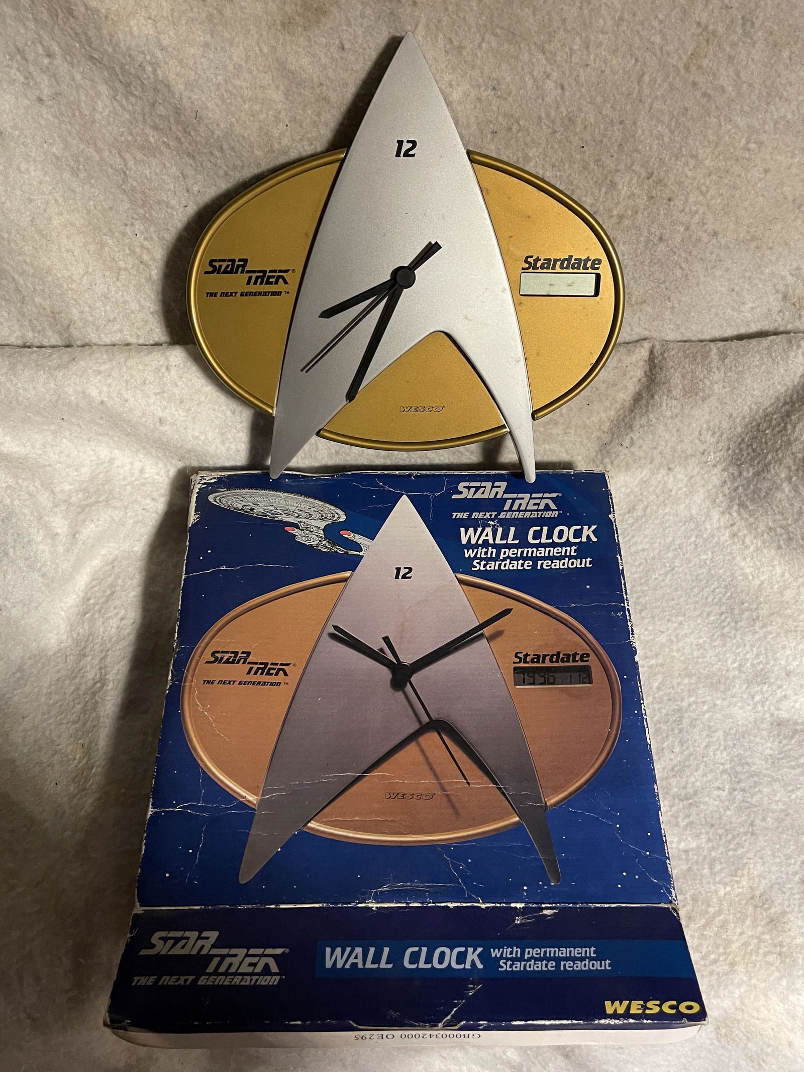 VINTAGE STAR TREK WALL CLOCK: VINTAGE STAR TREK WALL CLOCK. COMES IN THE ORIG. BOX. A GREAT COLLECTORS ITEM.