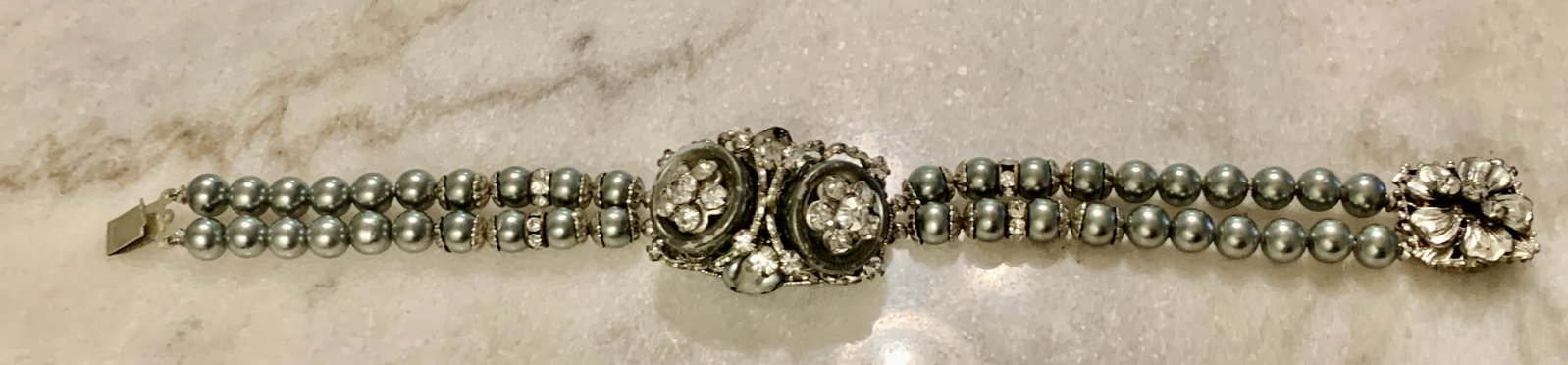 ART DECO STYLE BEADED PEARL BRACELET: ART DECO STYLE BEADED PEARL BRACELET. IN GOOD OVERALL SHAPE AND CONDITION. A GREAT FIND AND AN EXCELLENT ADDITION TO YOUR COLLECTION.