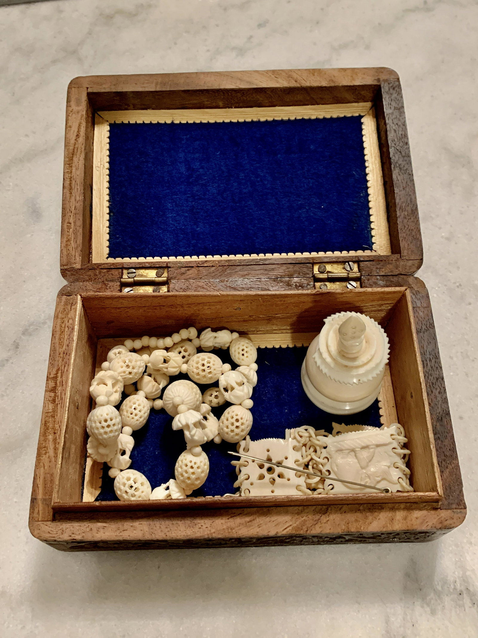 ANTIQUE BONE MADE JEWELRY NECKLACES IN WOODEN BOX: ANTIQUE BONE MADE JEWELRY NECKLACES IN WOODEN BOX. IN GOOD OVERALL SHAPE AND CONDITION. SOLD AS A LOT. PLEASE VIEW ALL DETAILED PICTURES.