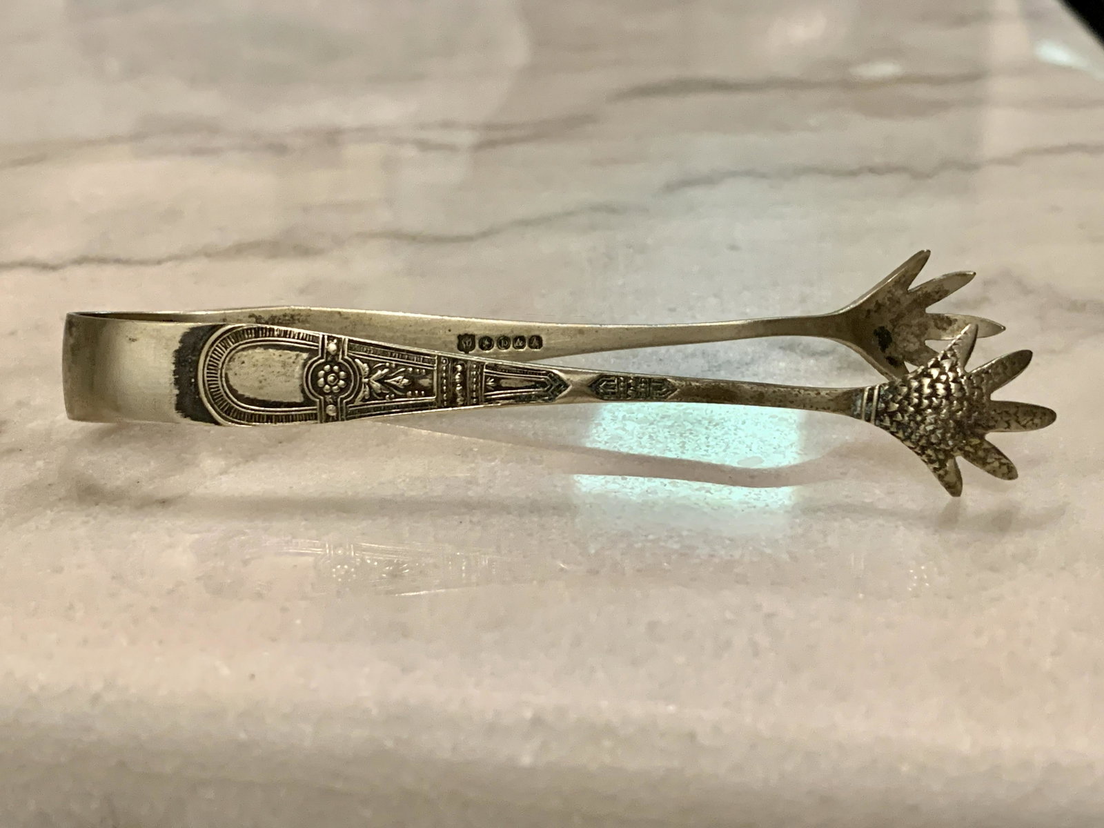 ANTIQUE COLLECTIBLE SILVER SERVING FORK: ANTIQUE COLLECTIBLE SILVER SERVING FORK. IN MINT OVERALL SHAPE AND CONDITION. A GREAT FIND AND AN EXCELLENT ADDITION TO YOUR COLLECTION.
