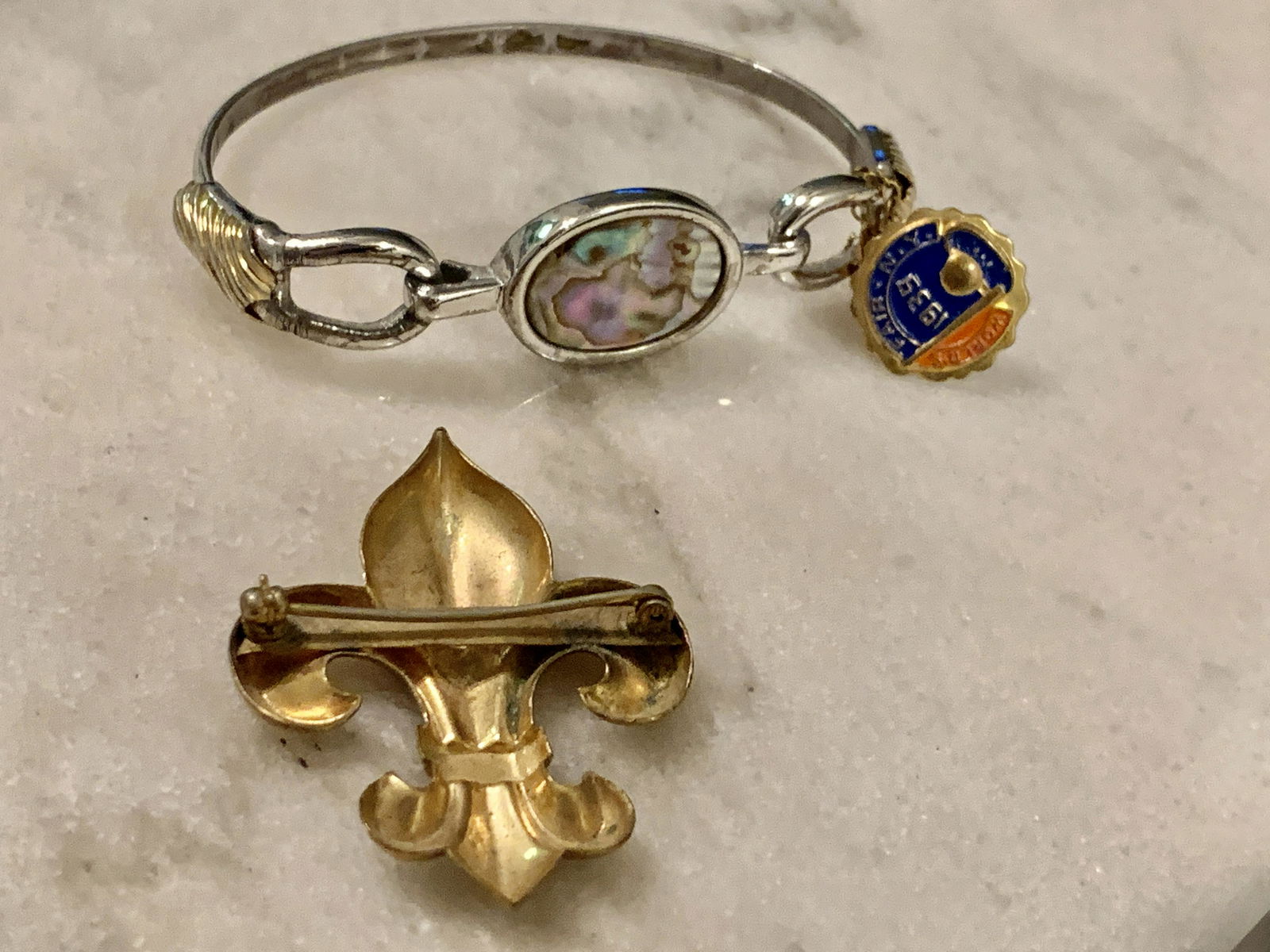 VINTAGE LADIES BROOCH AND CHARM BRACELET LOT: VINTAGE LADIES BROOCH AND CHARM BRACELET LOT. A GREAT FIND AND AND AN EXCELLENT ADDITION TO YOUR COLLECTION.