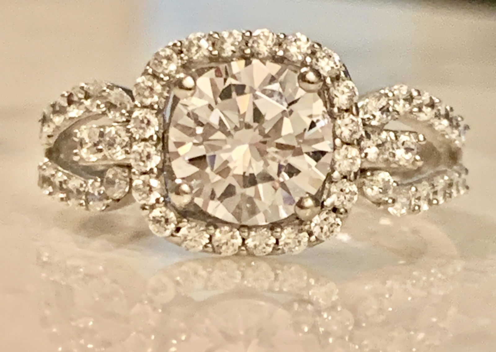 EXQUISITE STERLING SILVER CRYSTAL LADIES WEDDING RING: EXQUISITE STERLING SILVER CRYSTAL LADIES WEDDING RING SZ 8.25. BEAUTIFUL AND VERY ELEGANT RING. A GREAT RING FOR EVERYDAY WEAR.