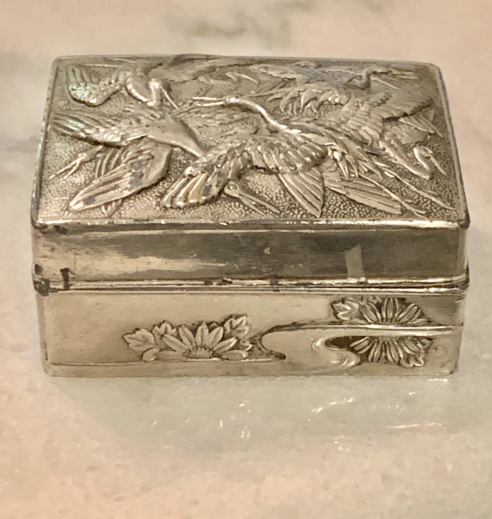 ANTIQUE COLLECTIBLE BIRDS MOTIF SILVER JEWELRY BOX: ANTIQUE COLLECTIBLE BIRDS MOTIF SILVER JEWELRY BOX. IN GOOD OVERALL SHAPE AND CONDITION. A GREAT FIND AND AN EXCELLENT ADDITION TO YOUR COLLECTION.