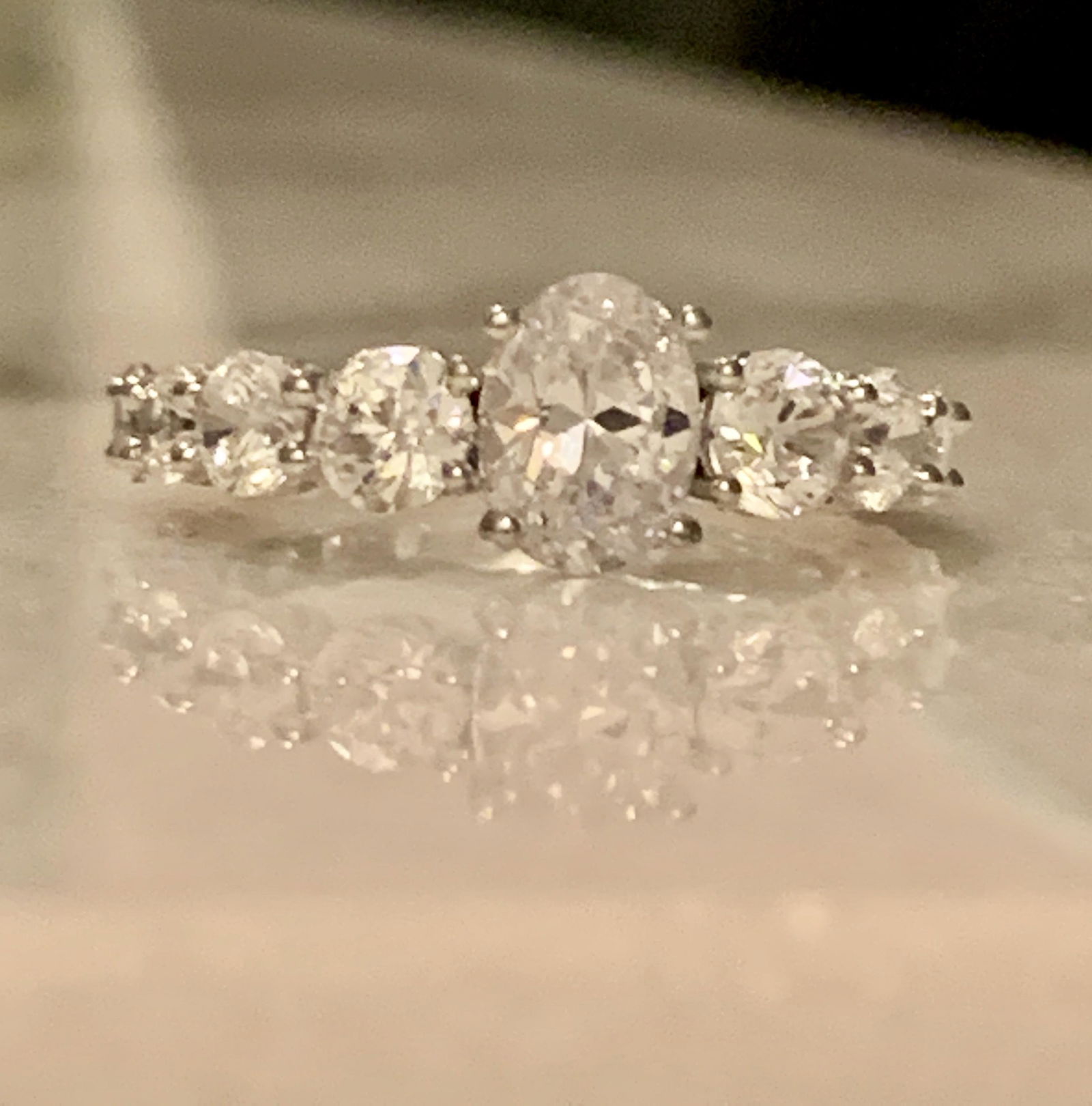 MODER STERLING SILVER LADIES WEDDING RING.: MODER STERLING SILVER LADIES WEDDING RING. HAS AN EXQUISITE LOOK TO IT. THE RING SPARKLES AND LIGHTS UP THE ROOM. A GREAT ADDITION TO YOUR JEWELRY COLLECTION.