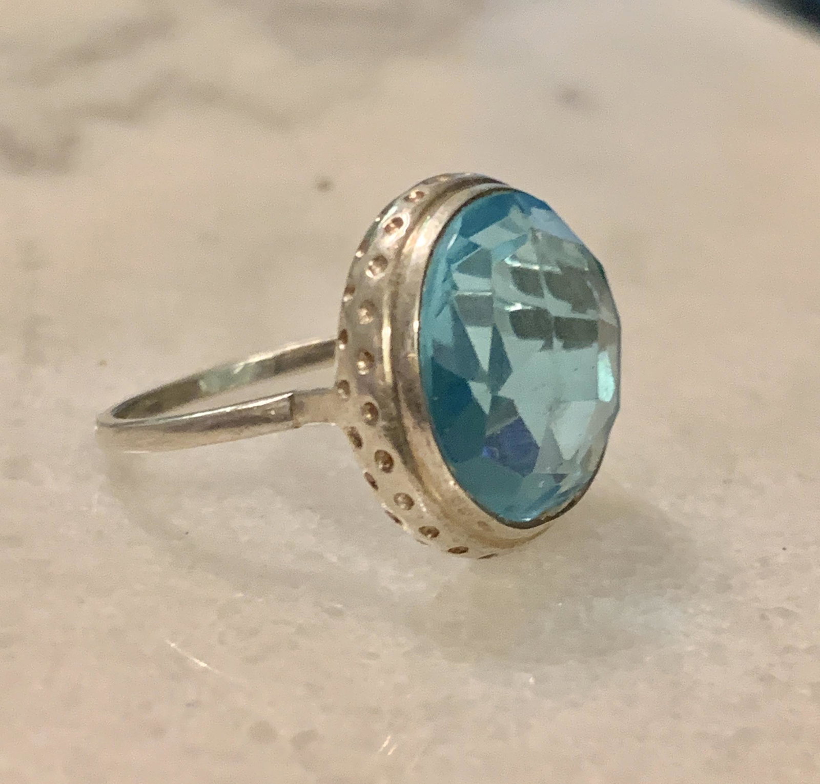 RETRO STELRING SILVER 5 CT AQUAMARINE COCKTAIL RING SZ: RETRO STELRING SILVER 5 CT AQUAMARINE COCKTAIL RING SZ 7. IN GOOD OVERALL SHAPE AND CONDITION. A GREAT FIND AND AN EXCELLENT ADDITION TO YOUR COLLECTION. THIS RING WILL GET TONS OF COMPLIMENTS.