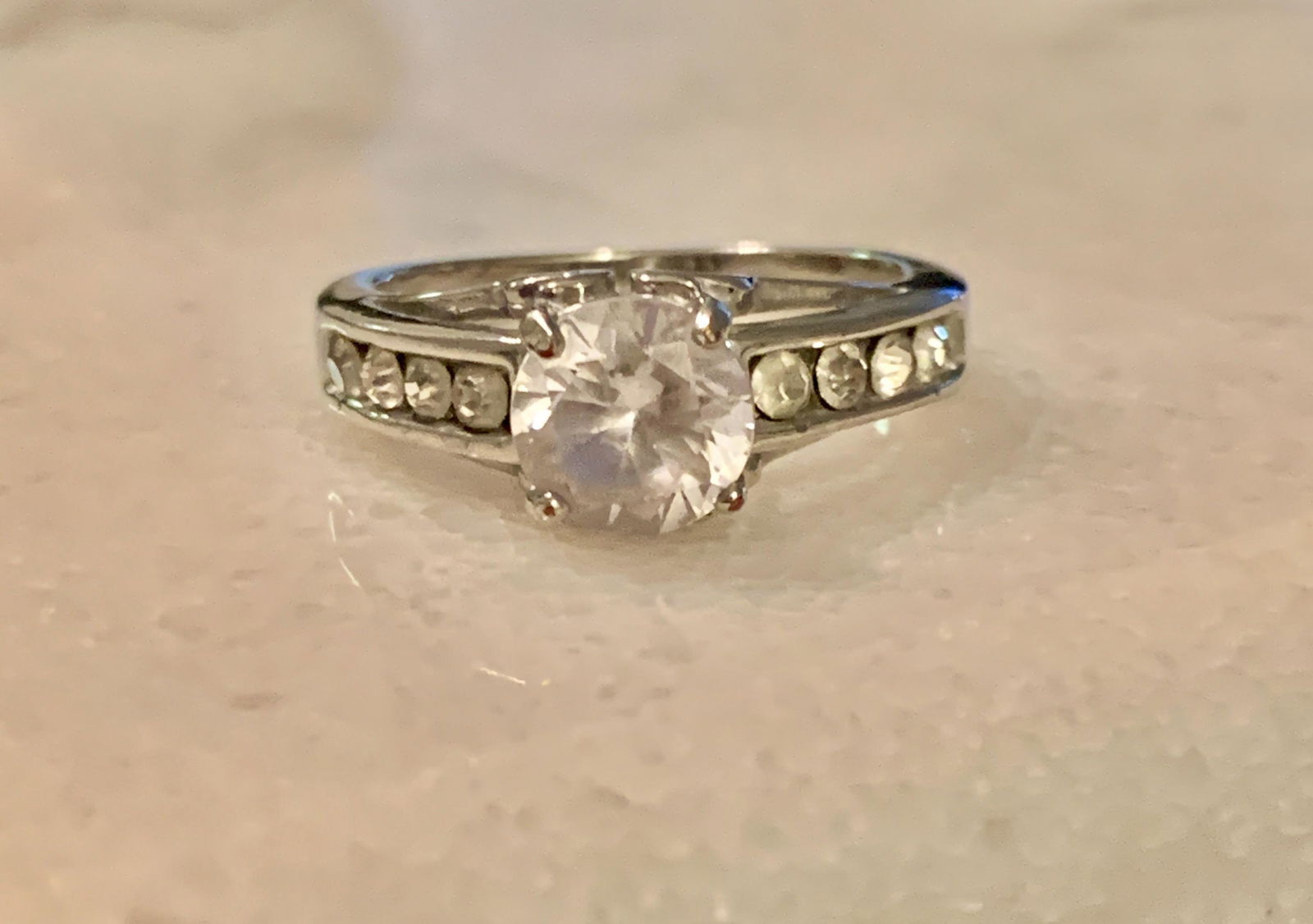 STUNNING STERLING SILVER LADIES WEDDING RING SZ 6: STUNNING STERLING SILVER LADIES WEDDING RING SZ 6. A GREAT FIND AND AN EXCELLENT ADDITION TO YOUR COLLECTION. A GREAT WEDDING RING FOR EVERYDAY WEAR.