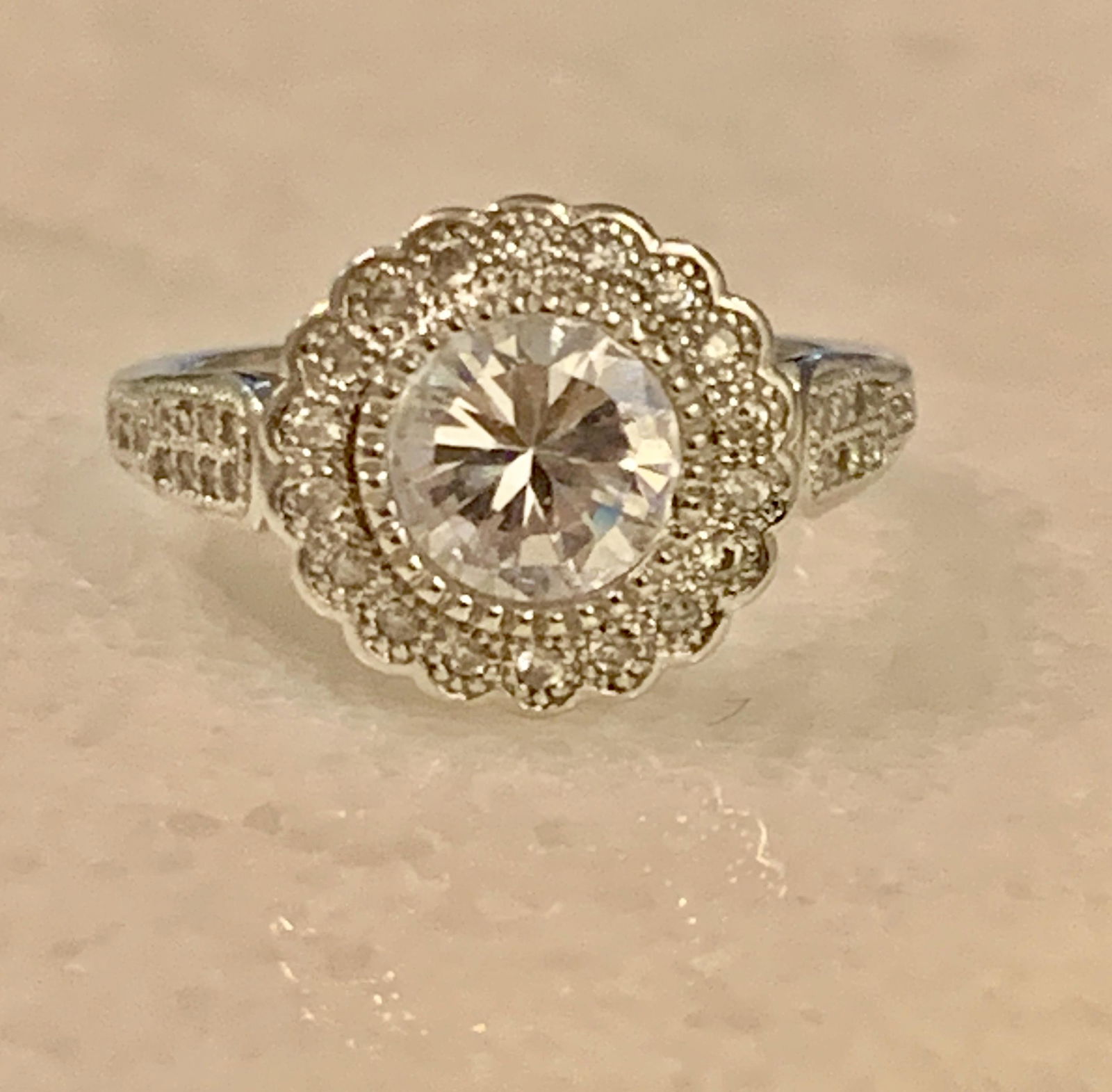 STUNNING STERLING SILVER LADIES WEDDING RING SZ 5.5: STUNNING STERLING SILVER LADIES WEDDING RING SZ 5.5. A GREAT FIND AND AN EXCELLENT ADDITION TO YOUR COLLECTION. A GREAT WEDDING RING FOR EVERYDAY WEAR.