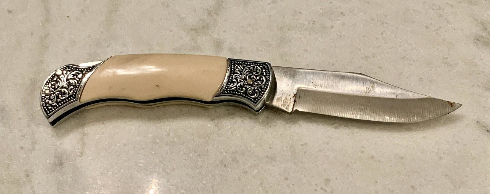 ROBERT E. LEE MOTIF CONFEDERATE POCKET KNIFE: ROBERT E. LEE MOTIF CONFEDERATE POCKET KNIFE. IN MINT OVERALL SHAPE AND CONDITION. HAS A GREAT LOOK TO IT WITH AN EXCELLENT OVERALL EYE APPEAL. A GREAT FIND AND AN EXCELLENT ADDITION TO YOUR COLLECTIO