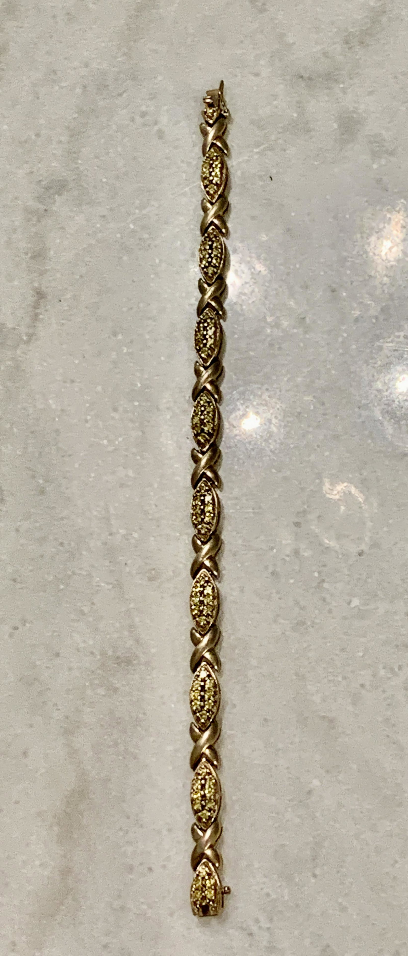 LADIES STERLING SILVER PERIDOT INLAID COCKTAIL BRACELET: LADIES STERLING SILVER PERIDOT INLAID COCKTAIL BRACELET. BRACELET WILL FIT UP TO A 7 INCH WRIST. IN GOOD OVERALL SHAPE AND CONDITION. A GREAT FIND AND AN EXCELLENT ADDITION TO YOUR COLLECTION.