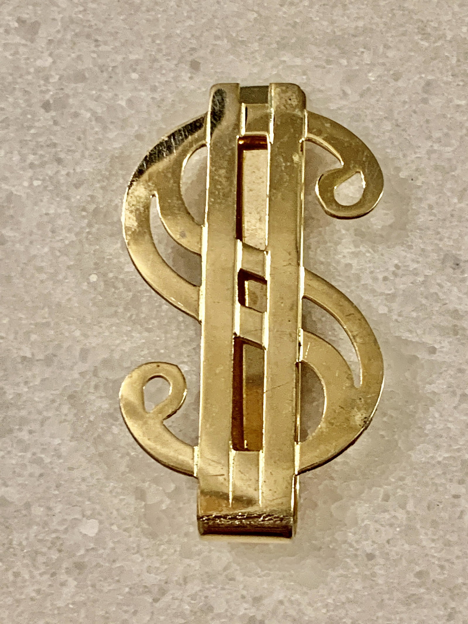 VINTAGE COLLECTIBLE $ MOTIF MONEY CLIP: VINTAGE COLLECTIBLE $ MOTIF MONEY CLIP. IN GOOD OVERALL SHAPE AND CONDITION. A GREAT FIND AND AN EXCELLENT ADDITION TO YOUR COLLECTION.
