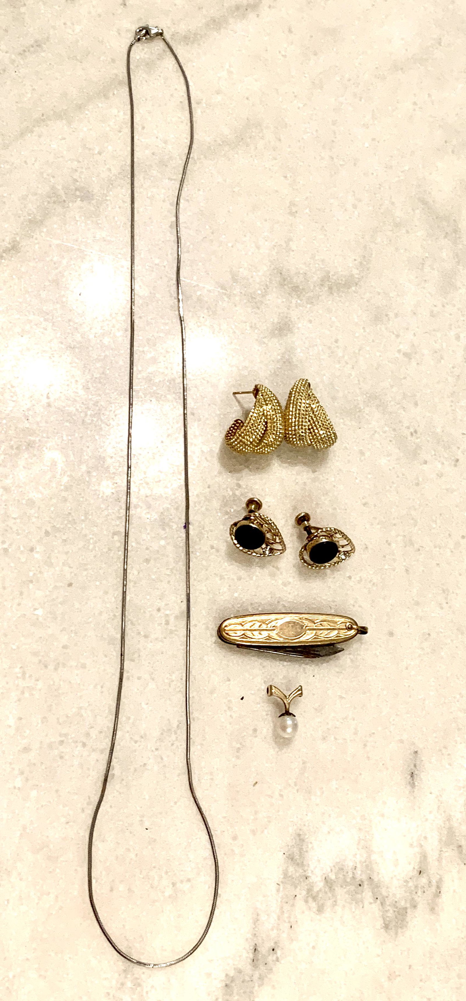 ESTATE LOT OF STELRING SILVER JEWELRY & POCKET KNIFE: ESTATE LOT OF STELRING SILVER JEWELRY & POCKET KNIFE. IN MINT OVERALL SHAPE AND CONDITION. SOLD AS FOUND, AS A LOT. A GREAT FIND AND AN EXCELLENT ADDITION TO YOUR COLLECTION.