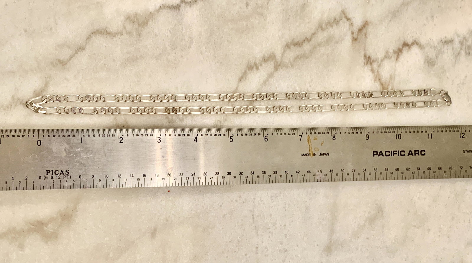 MENS STERLING SILVER CUBAN LINK CHAIN: MENS STERLING SILVER CUBAN LINK CHAIN. IN GOOD OVERALL SHAPE AND CONDITION. A GREAT CHAIN FOR EVERYDAY WEAR.