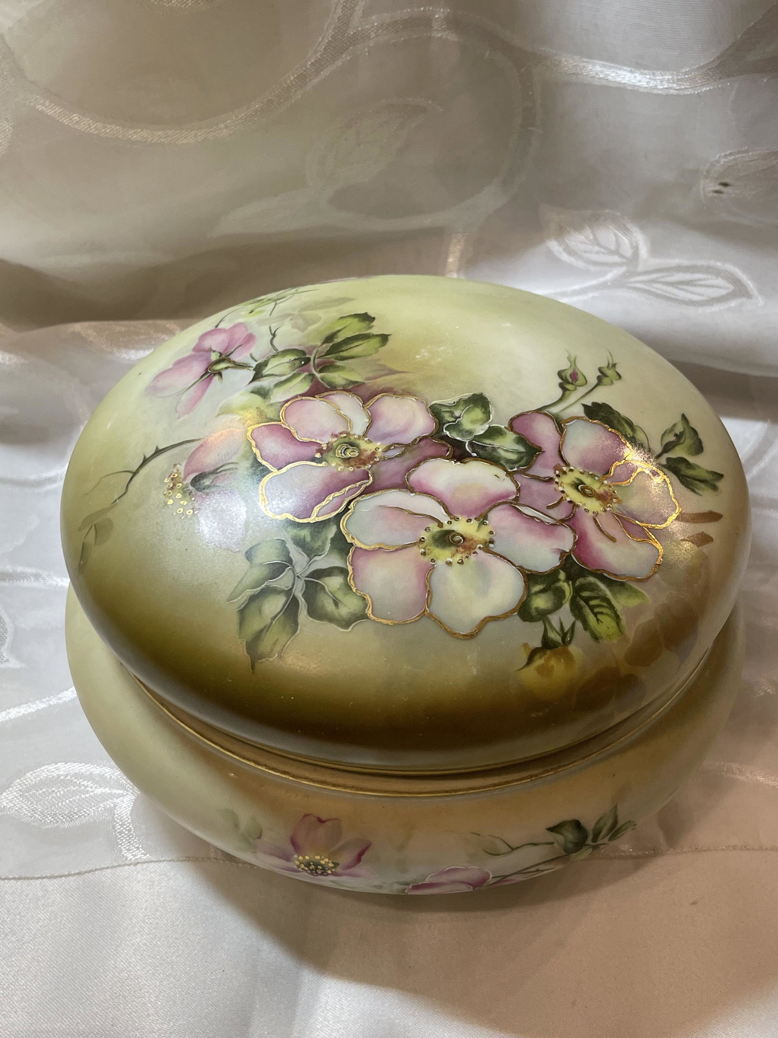 ANTIQUE SIGNED NIPPON HAND-PAINTED DESK ORNAMENT: ANTIQUE SIGNED NIPPON HAND-PAINTED DESK ORNAMENT. IN MINT OVERALL SHAPE AND CONDITION. PLEASE VIEW ALL DETAILED PICTURES. A GREAT FIND AND AN EXCELLENT ADDITION TO YOUR COLLECTION.