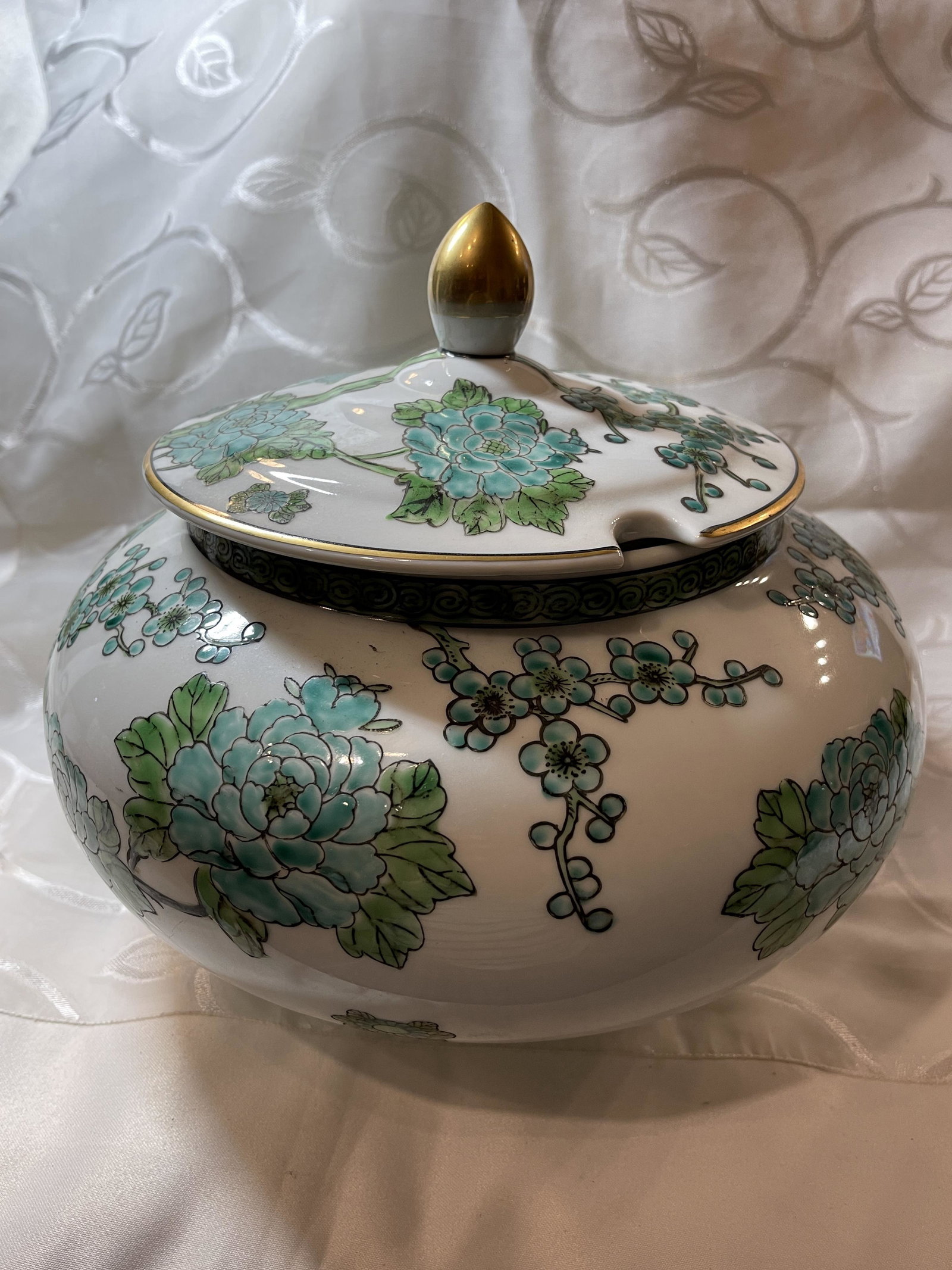 ANTIQUE JAPANESE GOLD IMARI HAND PAINTED GINGER JAR: ANTIQUE JAPANESE GOLD IMARI HAND PAINTED GINGER JAR. IN GOOD OVERALL SHAPE AND CONDITION. SIGNED WITH MAKER MARKS ON THE BACK. A GREAT FIND AND AN EXCELLENT ADDITION TO YOUR COLLECTION.