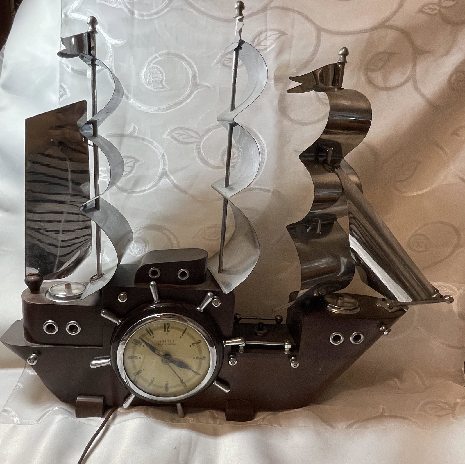 VINTAGE UNITED SELF STARTING BOAT MOTIF DESK ELECTRIC: VINTAGE UNITED SELF STARTING BOAT MOTIF DESK ELECTRIC CLOCK. IN MINT OVERALL SHAPE AND CONDITION. A GREAT FIND AND AN EXCELLENT ADDITION TO YOUR COLLECTION.