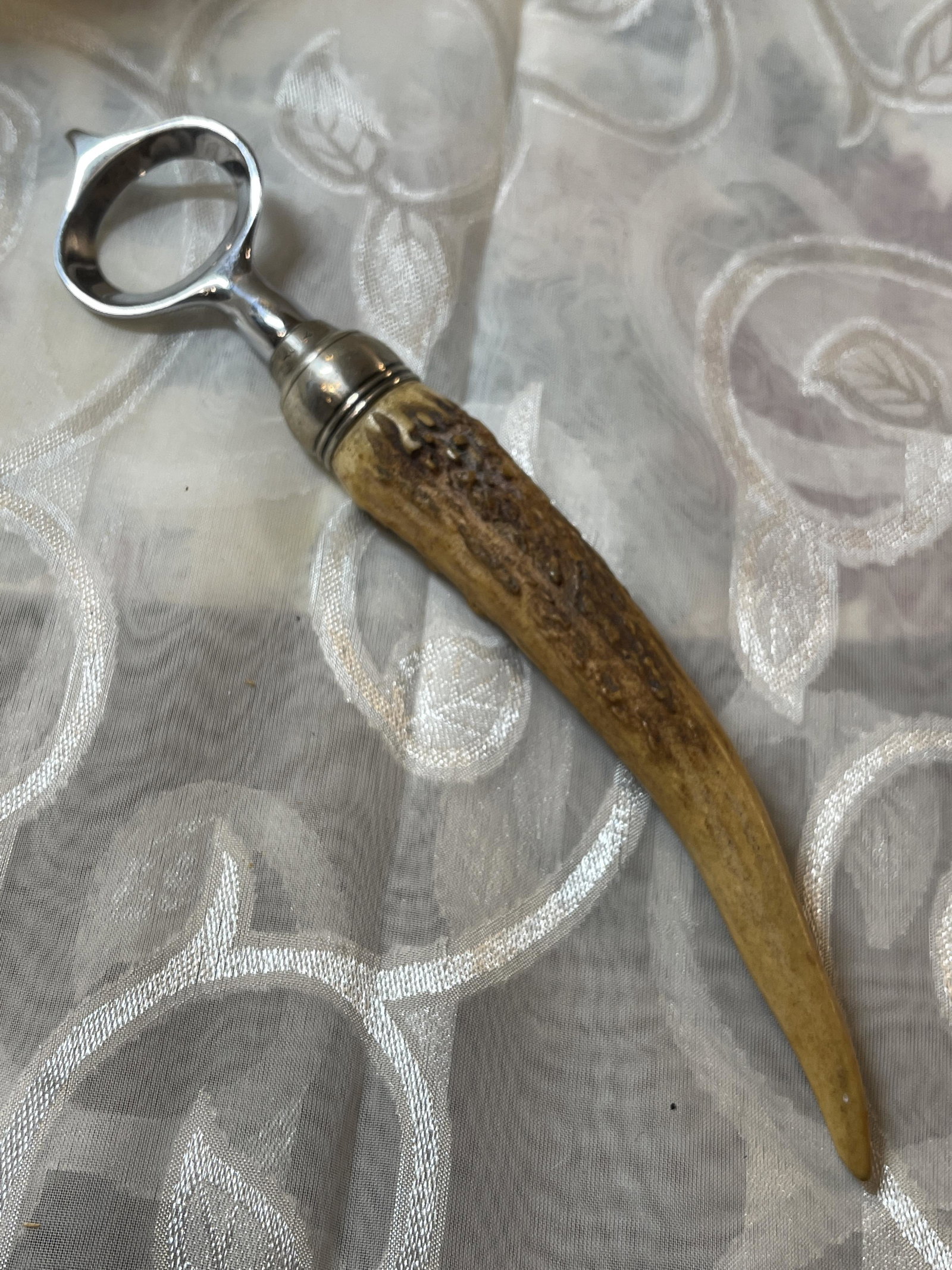 VINTAGE ELK HORN HANDLE BOTTLE OPENER: VINTAGE ELK HORN HANDLE BOTTLE OPENER. IN GOOD OVERALL SHAPE AND CONDITION. A GREAT FIND AND AN EXCELLENT ADDITION TO YOUR COLLECTION.