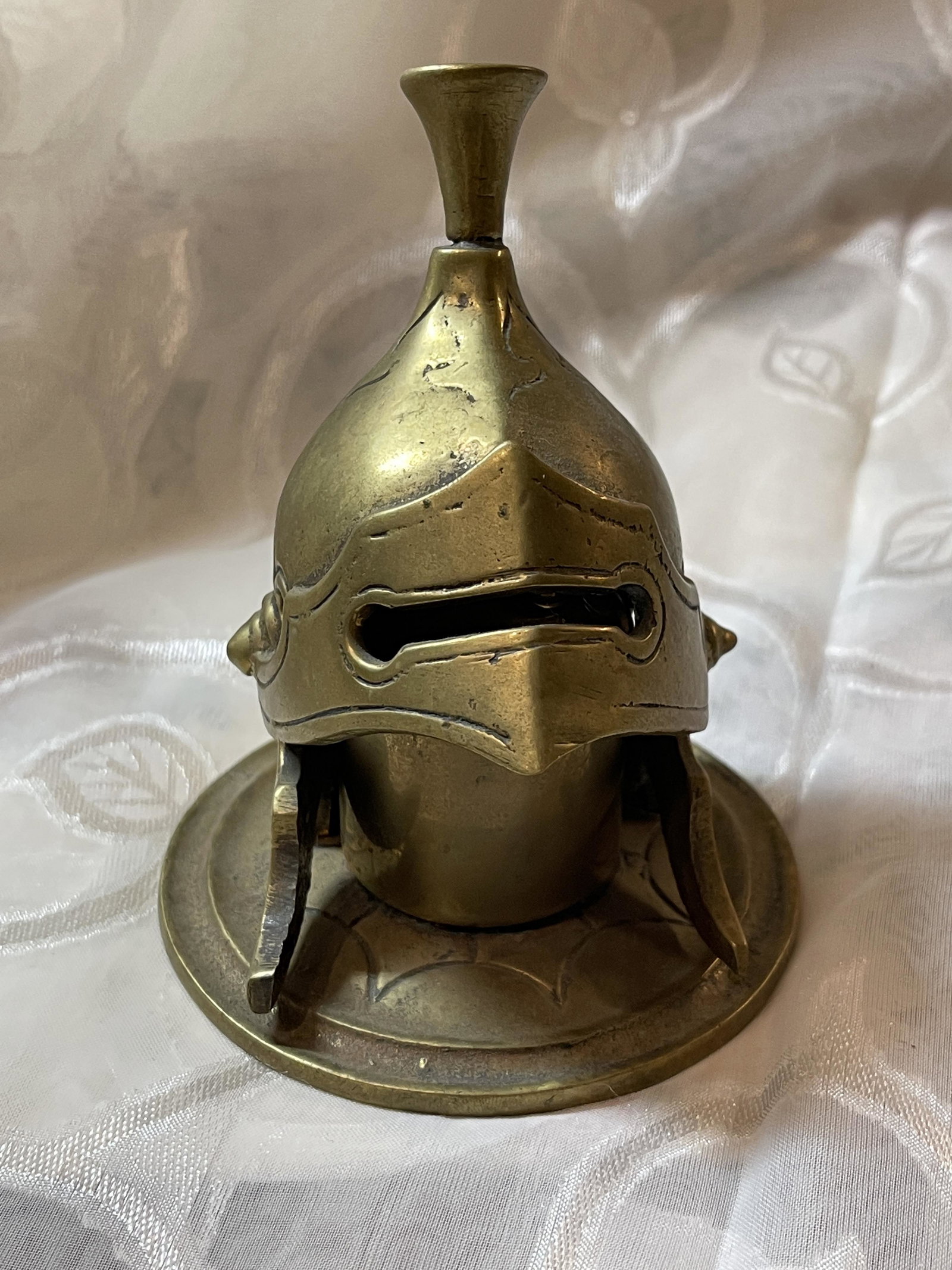 ANTIQUE KNIGHTS MOTIF DESK LIGHTER: ANTIQUE KNIGHTS MOTIF DESK LIGHTER. A GREAT FIND AND AN EXCELLENT ADDITION TO YOUR COLLECTION.