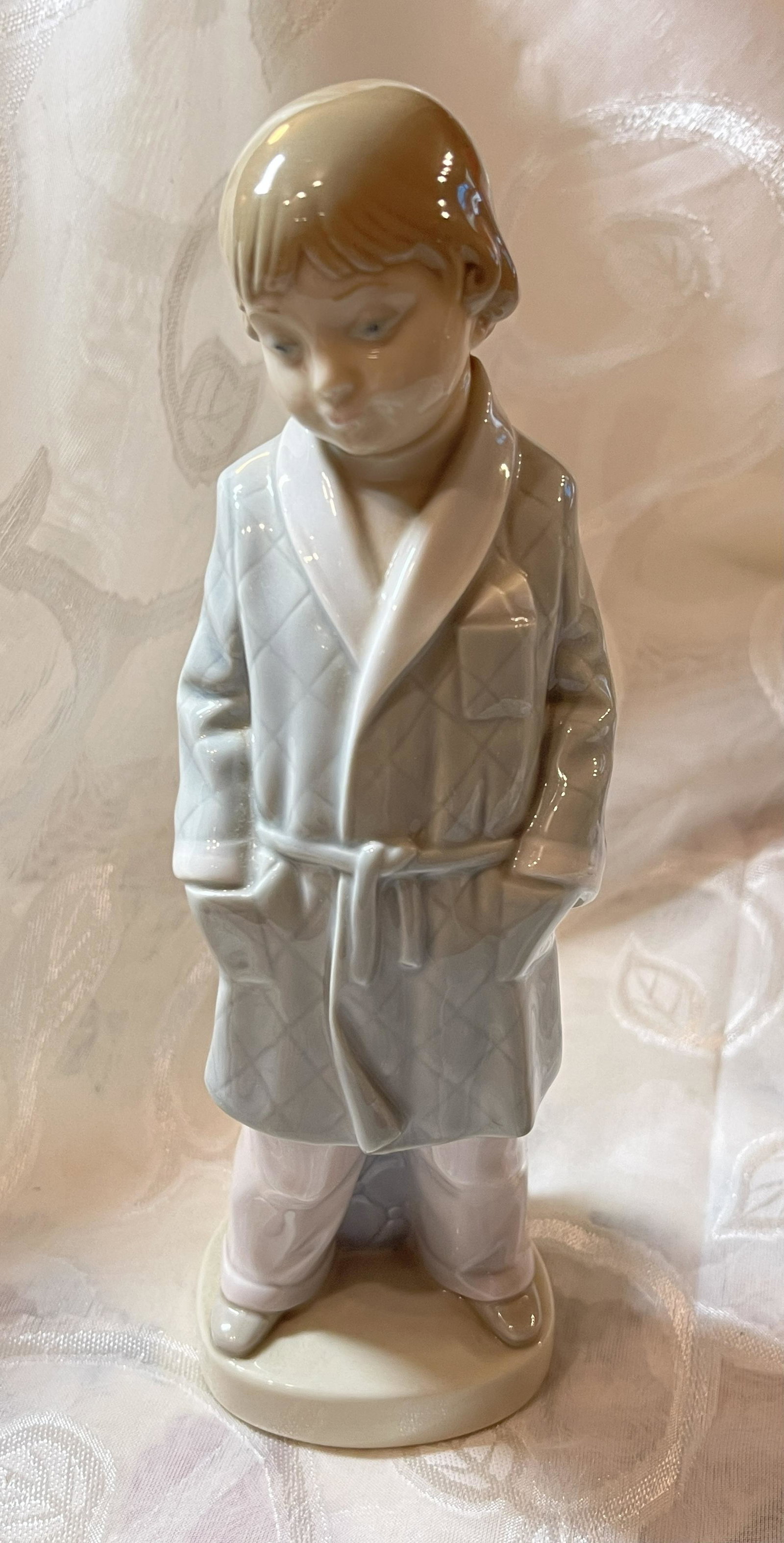 VINTAGE SPANISH LLADRO BOY IN ROBE PORCELAIN FIGURINE: VINTAGE SPANISH LLADRO BOY IN ROBE PORCELAIN FIGURINE. IN MINT OVERALL SHAPE AND CONDITION. MAKER MARKED. PLEASE VIEW ALL DETAILED PICTURES. A GREAT FIND AND AN EXCELLENT ADDITION TO YOUR COLLECTION.