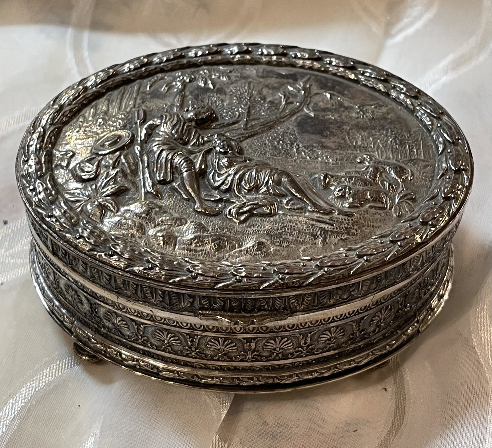 VINTAGE JENNINGS BROS METAL OVAL TRINKET JEWELRY BOX: VINTAGE JENNINGS BROS METAL OVAL TRINKET JEWELRY BOX. IN GOOD OVERALL SHAPE AND CONDITION. A GREAT FIND AND AN EXCELLENT ADDITION TO YOUR COLLECTION.