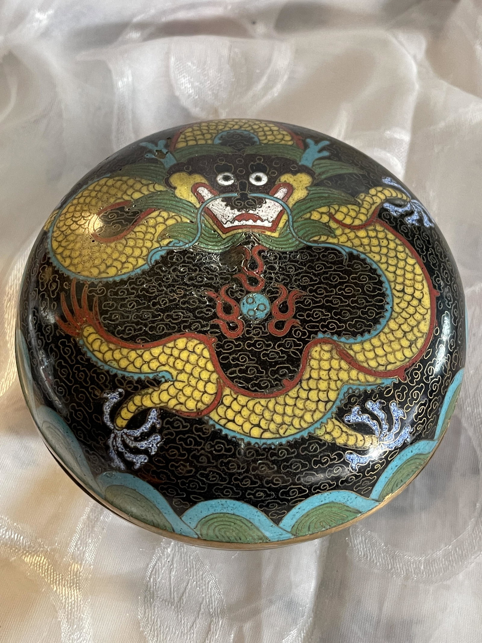 ANTIQUE HAND-PAINTED JEWELRY BOX: ANTIQUE HAND-PAINTED JEWELRY BOX. A GREAT FIND AND AN EXCELLENT ADDITION TO YOUR COLLECTION.