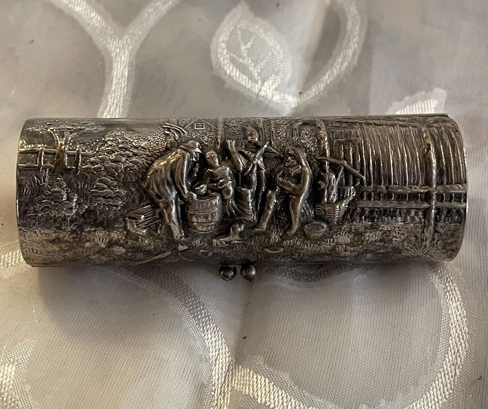 CIVIL WAR MOTIF SILVER CIGAR HOLDER/CASE: CIVIL WAR MOTIF SILVER CIGAR HOLDER/CASE. IN GOOD OVERALL SHAPE AND CONDITION. A GREAT FIND AND AN EXCELLENT ADDITION TO YOUR COLLECTION.
