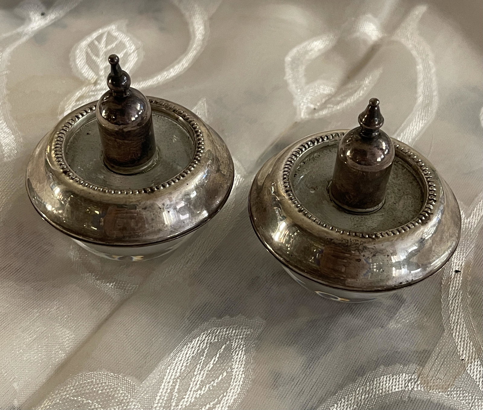 ANTIQUE SET OF (2) STERLING SILVER GLASS LIGHTERS: ANTIQUE SET OF (2) STERLING SILVER GLASS LIGHTERS. IN GOOD OVERALL SHAPE AND CONDITION. A GREAT FIND AND AN EXCELLENT ADDITION TO YOUR COLLECTION.