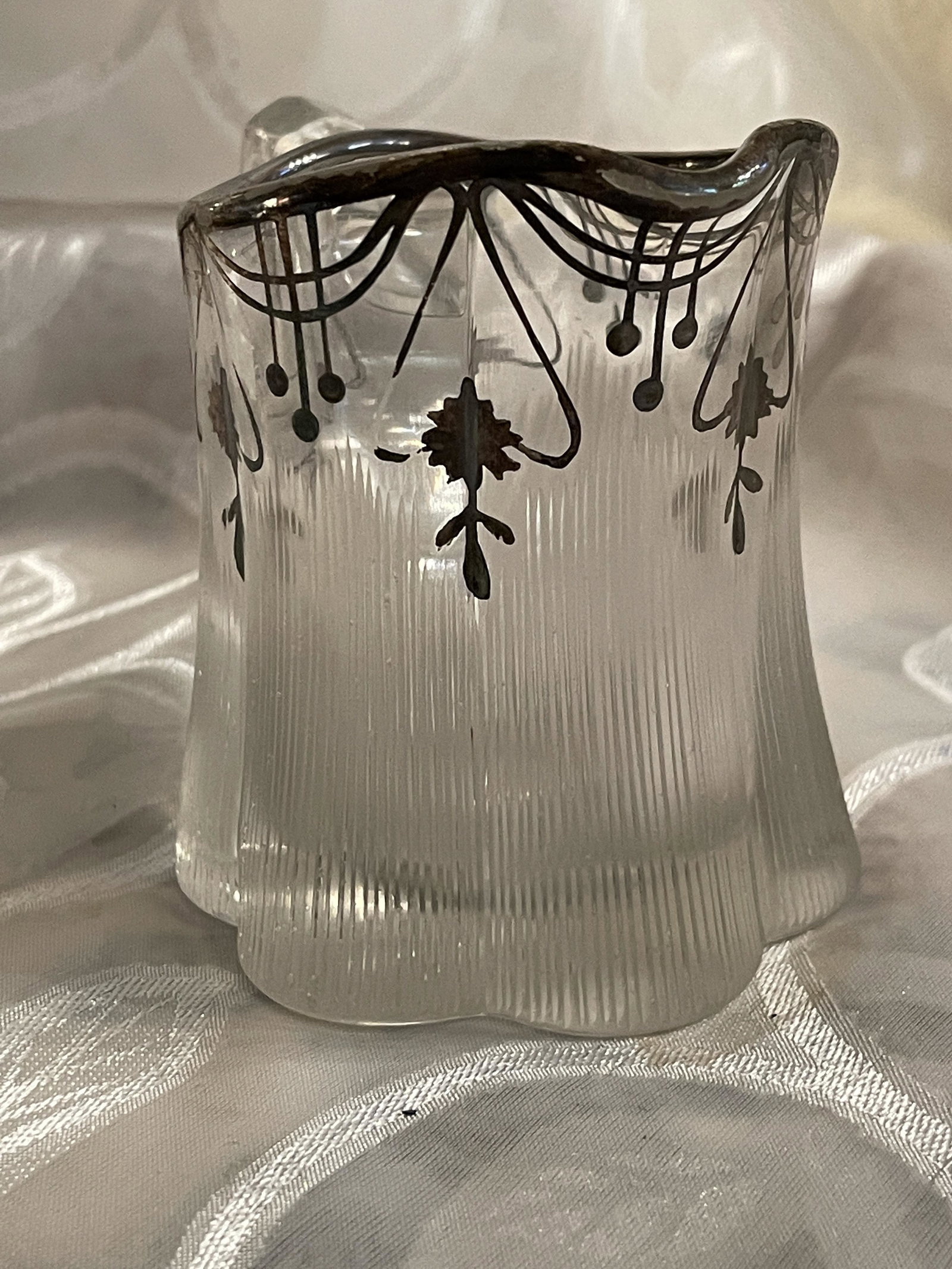 ANTIQUE STERLING SILVER ETCHED GLASS MUG: ANTIQUE STERLING SILVER ETCHED GLASS MUG. IN GOOD OVERALL SHAPE AND CONDITION. A GREAT FIND AND AN EXCELLENT ADDITION TO YOUR COLLECTION.