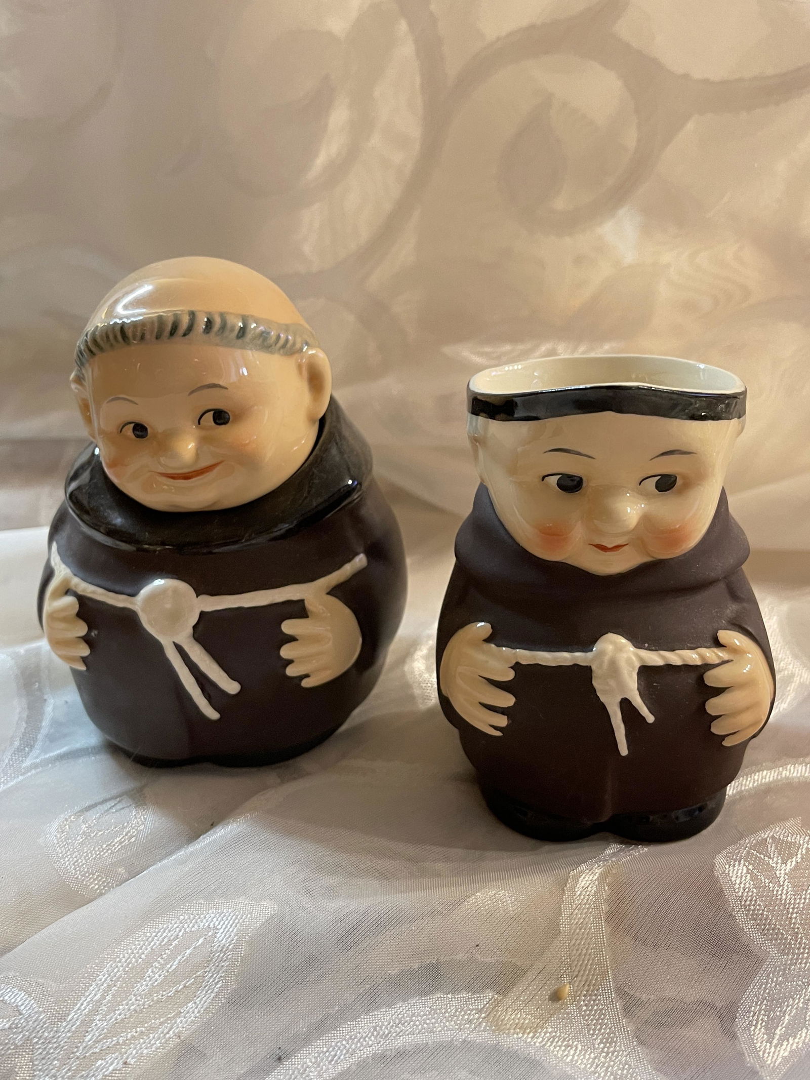 LOT OF (2) GOEBEL VINTAGE PORCELAIN FIGURINES: LOT OF (2) GOEBEL VINTAGE PORCELAIN FIGURINES. A GREAT ADDITION TO YOUR COLLECTION.