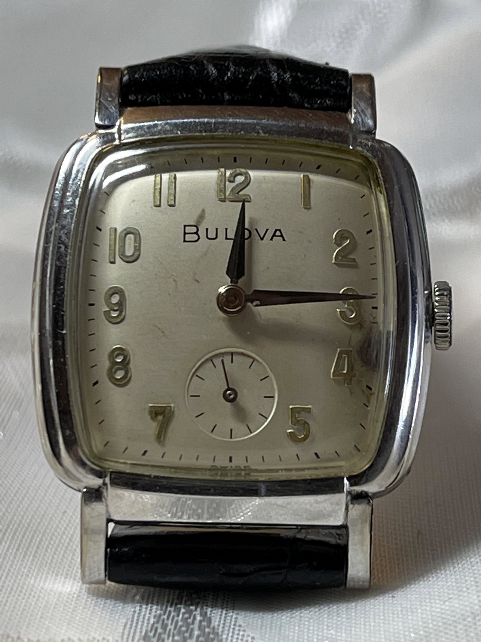 MENS BULOVA HAND-WINDING WRISTWATCH: MENS BULOVA HAND-WINDING WRISTWATCH. IN GOOD OVERALL SHAPE AND CONDITION. A GREAT FIND AND AN EXCELLENT ADDITION TO YOUR COLLECTION.