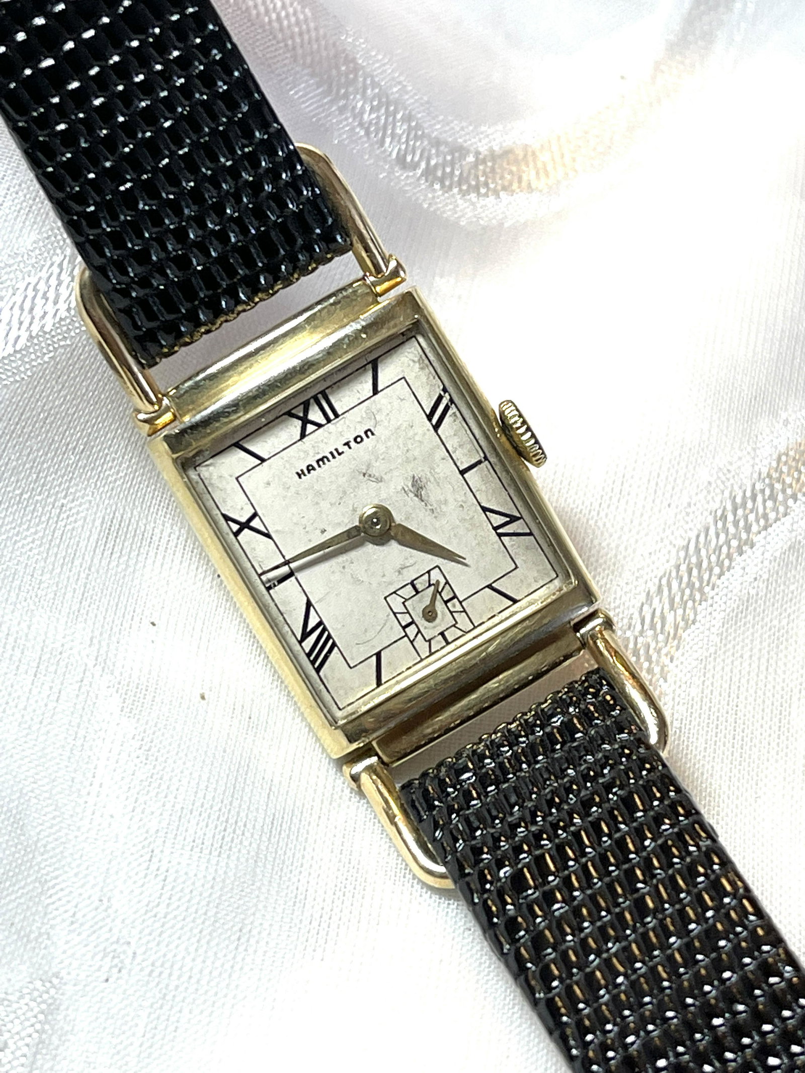 MENS HAMILTON HAND-WINDING WATCH W/ROMAN DIAL: MENS HAMILTON HAND-WINDING WATCH W/ROMAN DIAL. IN GOOD OVERALL SHAPE AND CONDITION. HAS A GREAT LOOK TO IT WITH AN EXCELLENT OVERALL EYE APPEAL. A GREAT FIND AND AN EXCELLENT ADDITION TO YOUR COLLECTI