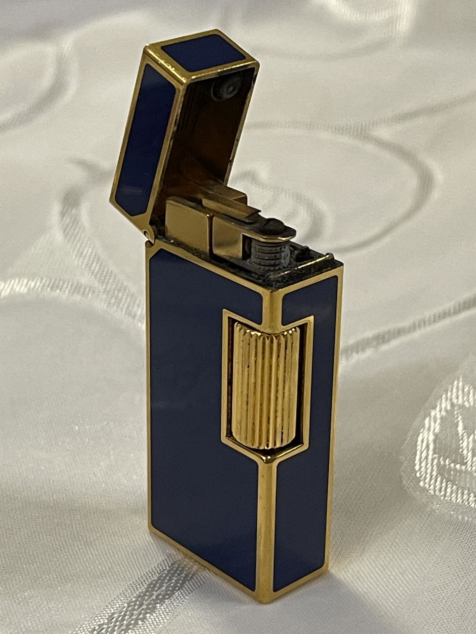 VTG. DUNHILL 56383 SWISS MADE COLLECTIBLE LIGHTER: VTG. DUNHILL 56383 SWISS MADE COLLECTIBLE LIGHTER WITH BLUE ENAMEL. IN GOOD OVERALL SHAPE AND CONDITION. A GREAT FIND AND AN EXCELLENT ADDITION TO YOUR COLLECTION.