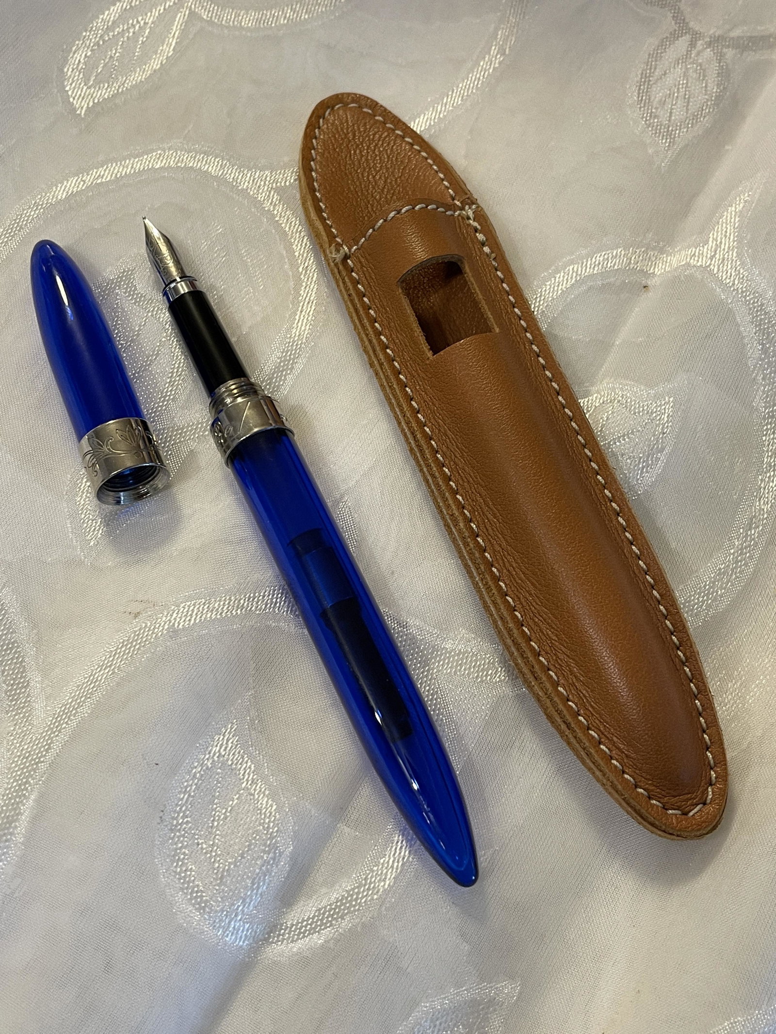 D'Nore A PARIS (FRANCE) - GLASS D 'NORE FOUNTAIN PEN: D'Nore A PARIS (FRANCE) - GLASS D 'NORE FOUNTAIN PEN. Glass fountain pen in rare transparent blue. This glass fountain pen is in mint condition. With a Schmidt M nib in iridium. With filler. Uses stan