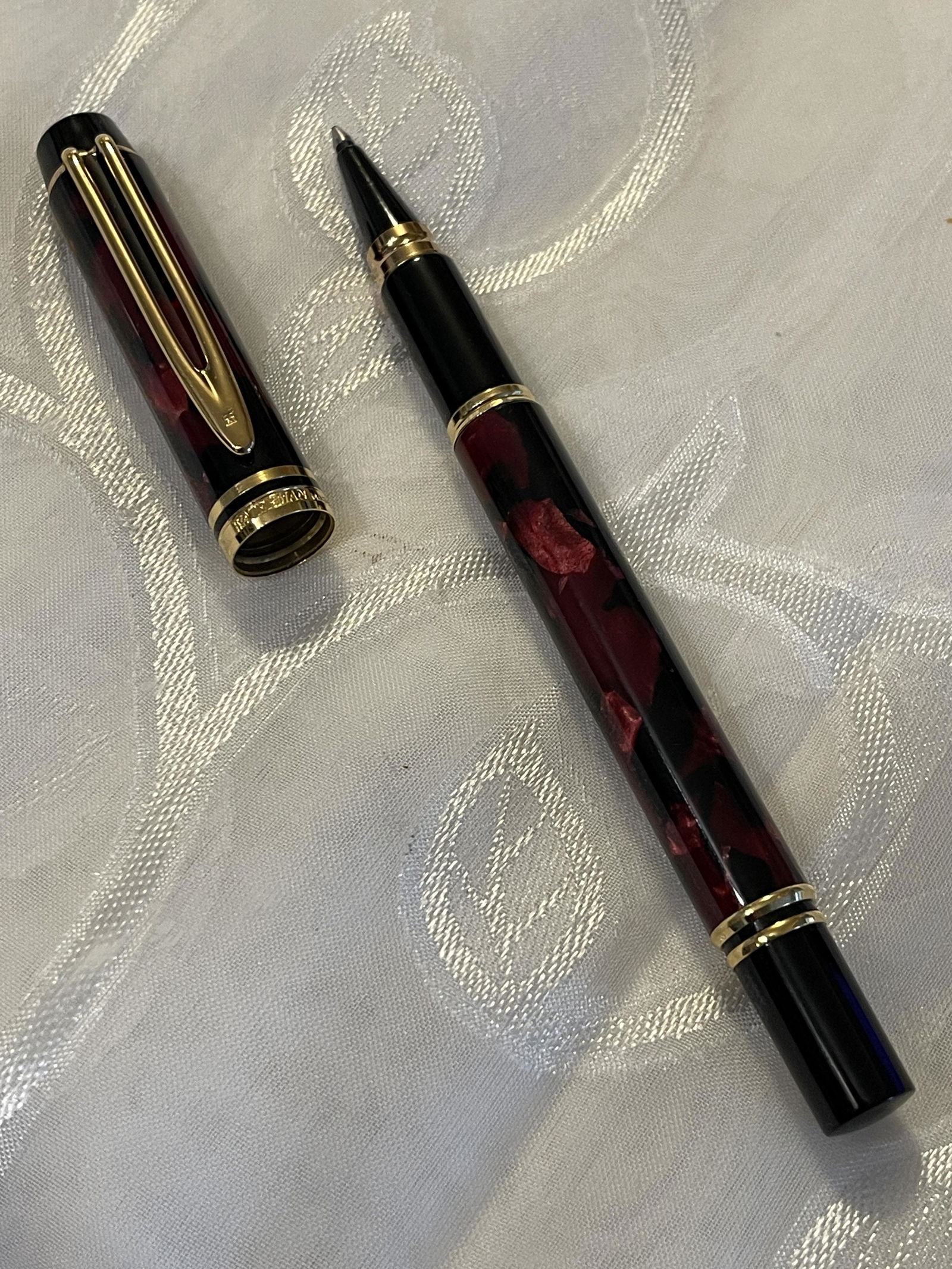 WATERMAN BURGUNDY LACQUER BALLPOINT PEN (1 of 4)