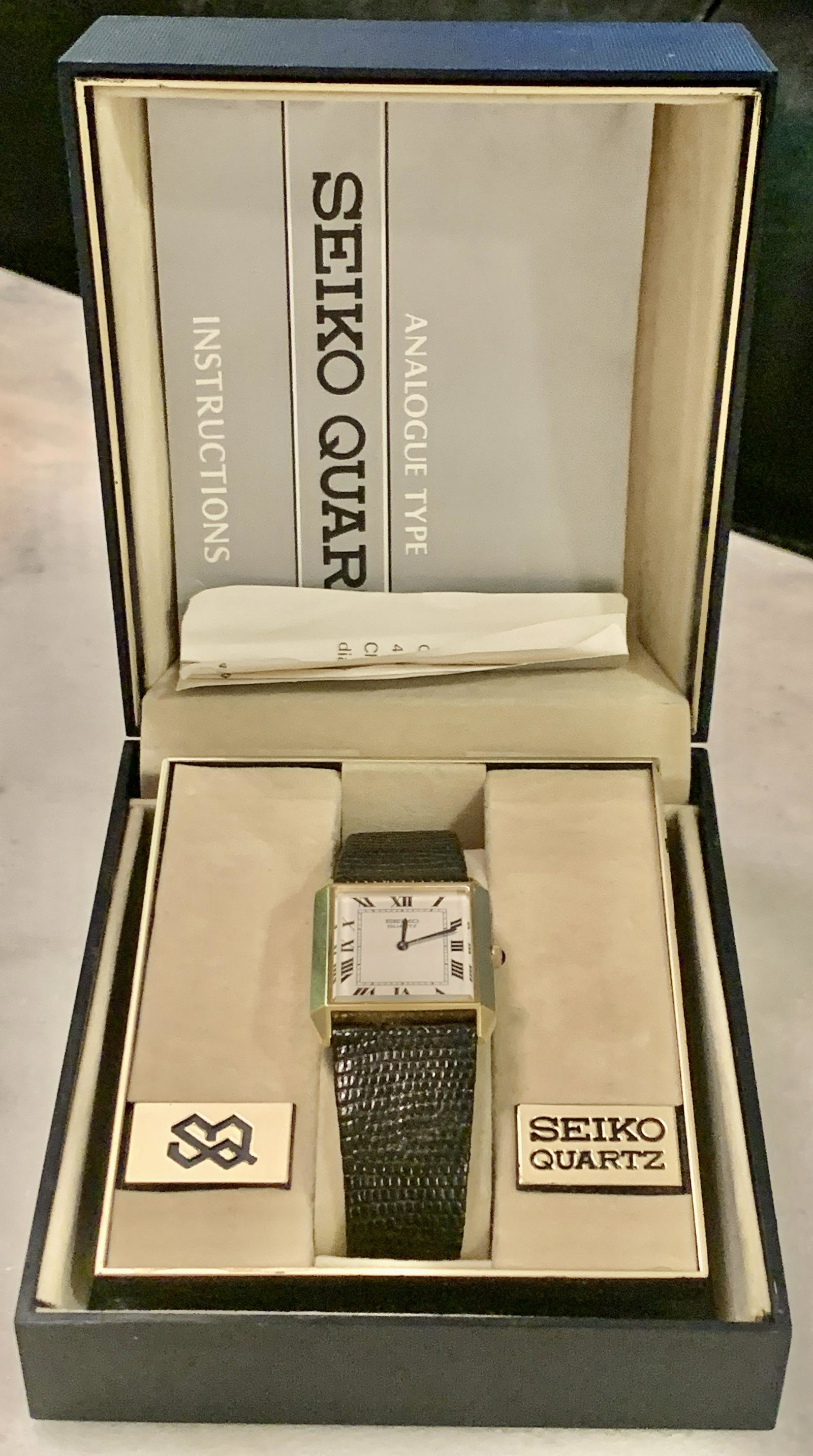 VINTAGE SEIKO QUARTZ DRESS WATCH: VINTAGE SEIKO QUARTZ DRESS WATCH. HAS A GREAT LOOK TO IT WITH AN EXCELLENT OVERALL EYE APPEAL. A GREAT ADDITION TO YOUR WATCH COLLECTION.