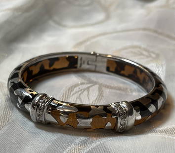 STERLING SILVER ANGELIQUE DE PARIS ENAMEL BANGLE: STERLING SILVER ANGELIQUE DE PARIS ENAMEL BANGLE BRACELET. IN GOOD OVERALL SHAPE AND CONDITION. PLEASE VIEW ALL DETAILED PICTURES. A GREAT FIND AND AN EXCELLENT ADDITION TO YOUR COLLECTION.