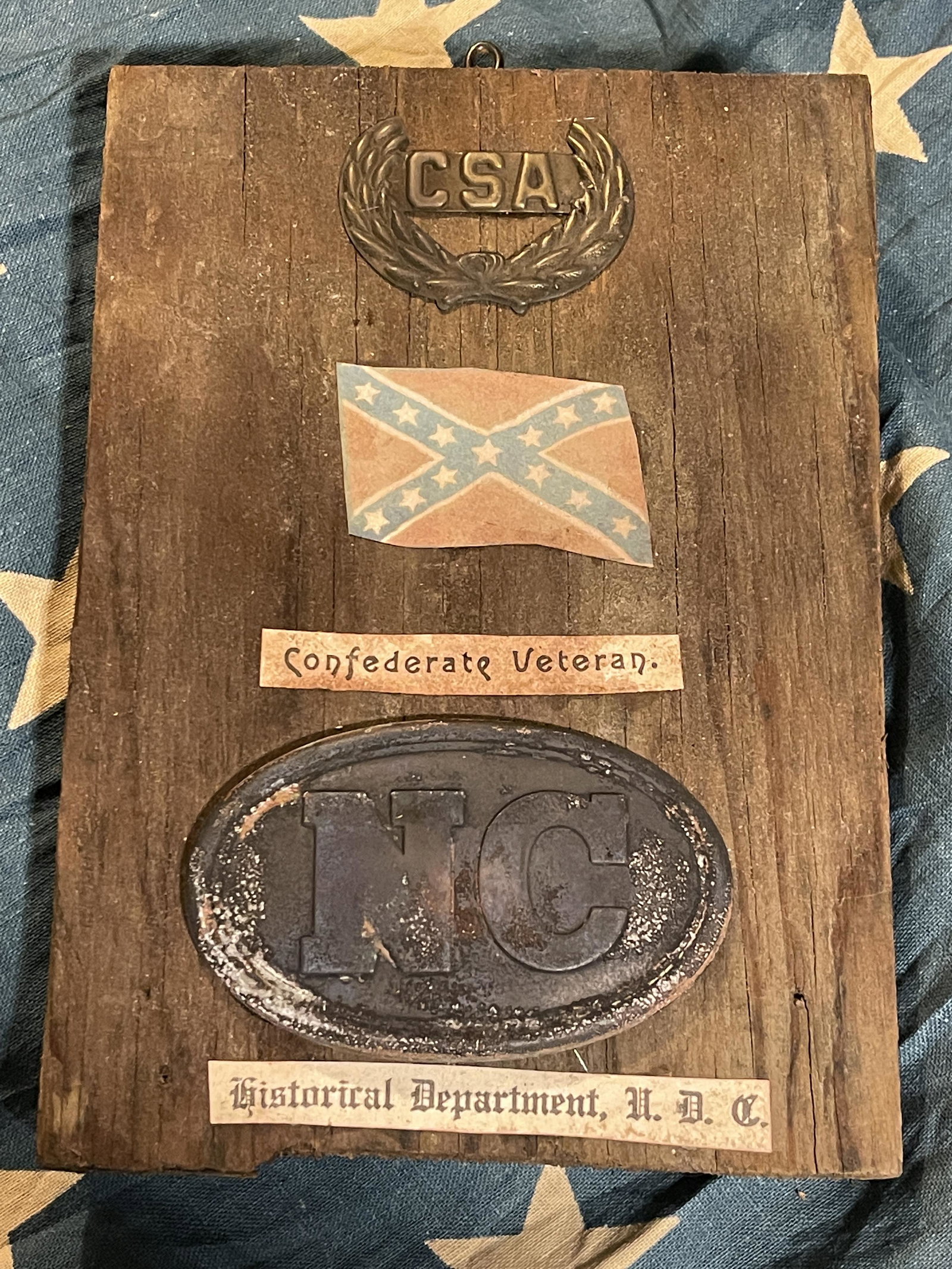 RARE CONFEDERATE VETERAN CIVIL WAR WALL PLAQUE: RARE CONFEDERATE VETERAN CIVIL WAR WALL PLAQUE. IN MINT OVERALL SHAPE AND CONDITION. INCLUDES A CSA WITH WREATH INSIGNIA AND A NORTH CAROLINA BELT BUCKLE. A GREAT FIND AND AN EXCELLENT ADDITION TO YOU