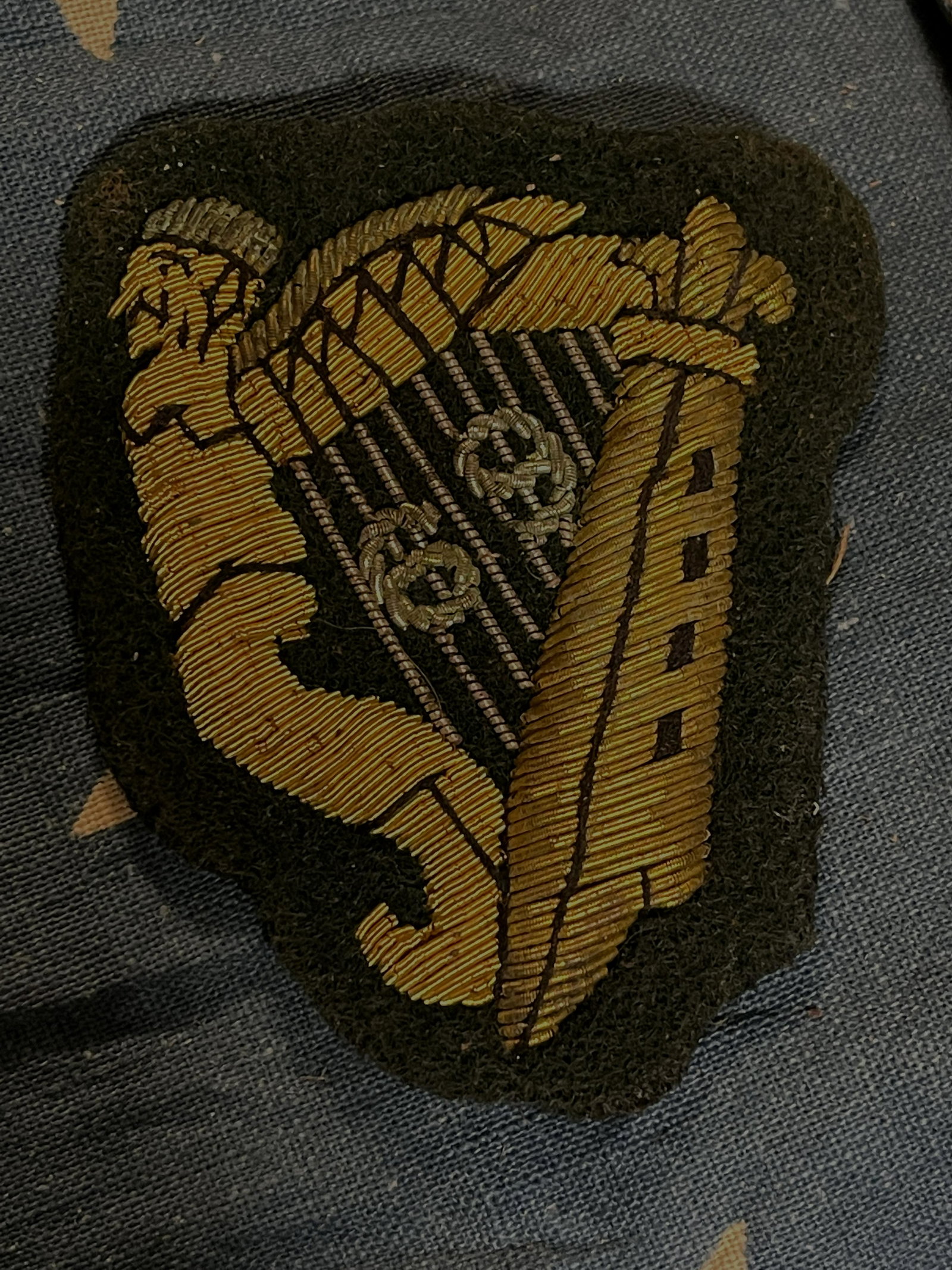 CIVIL WAR IRISH BRIGADE HARP CLOTH INSIGNIA W/TAG: CIVIL WAR IRISH BRIGADE HARP CLOTH INSIGNIA W/TAG. IN MINT OVERALL SHAPE AND CONDITIION. STILL HAS THE ORIGINAL MAKER MARKS TAG ON THE BACK - VIEW PICTURES. A GREAT FIND AND AN EXCELLENT ADDITION TO Y