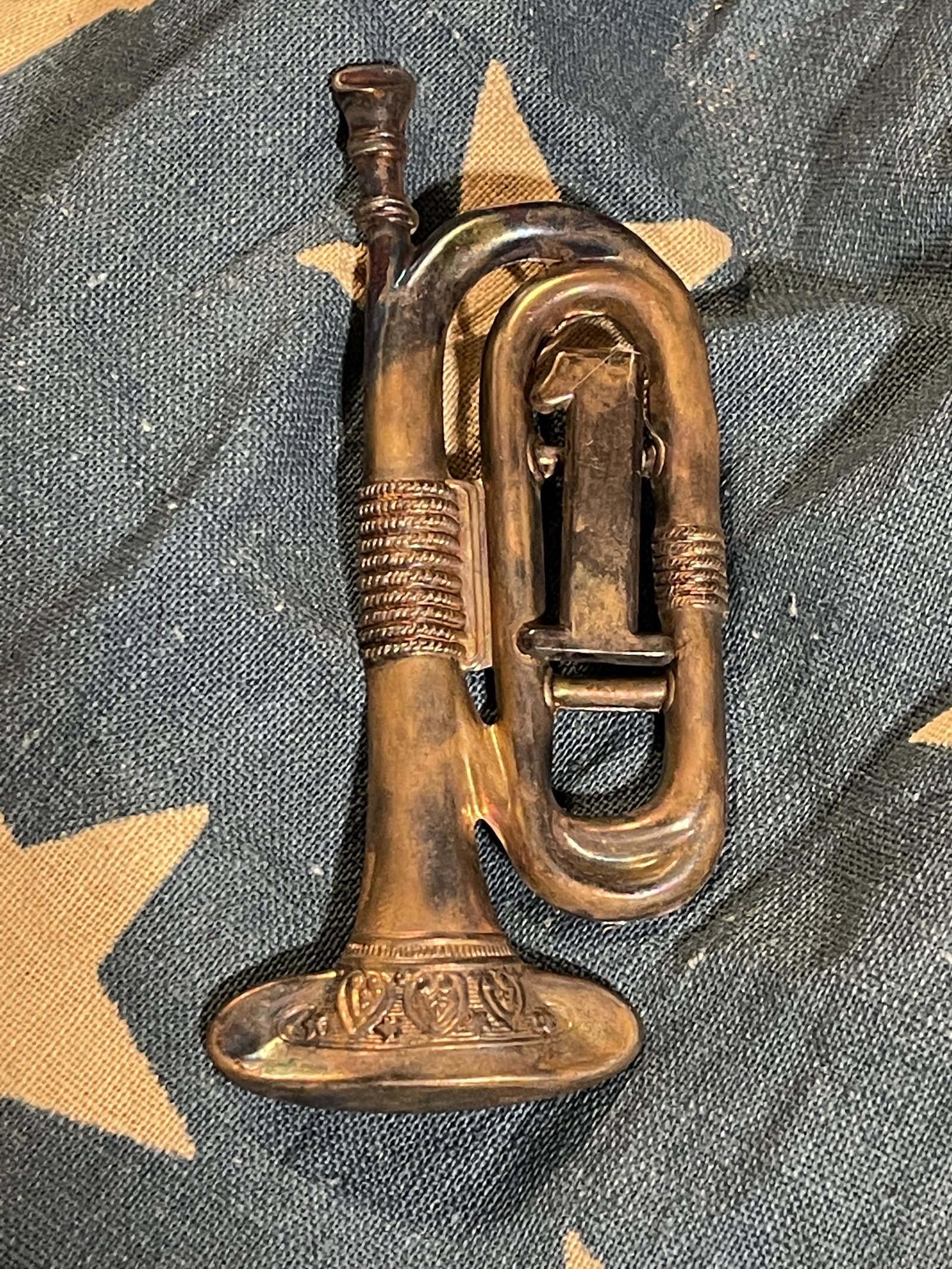 CIVIL WAR CONFEDERATE RIFLEMAN INSIGNIA: CIVIL WAR CONFEDERATE RIFLEMAN INSIGNIA. IN EXCELLENT MINT OVERALL SHAPE AND CONDITION. HAS A GREAT LOOK TO IT WITH AN EXCELLENT OVERALL EYE APPEAL. A GREAT FIND AND AN EXCELLENT ADDITION TO YOUR COLL
