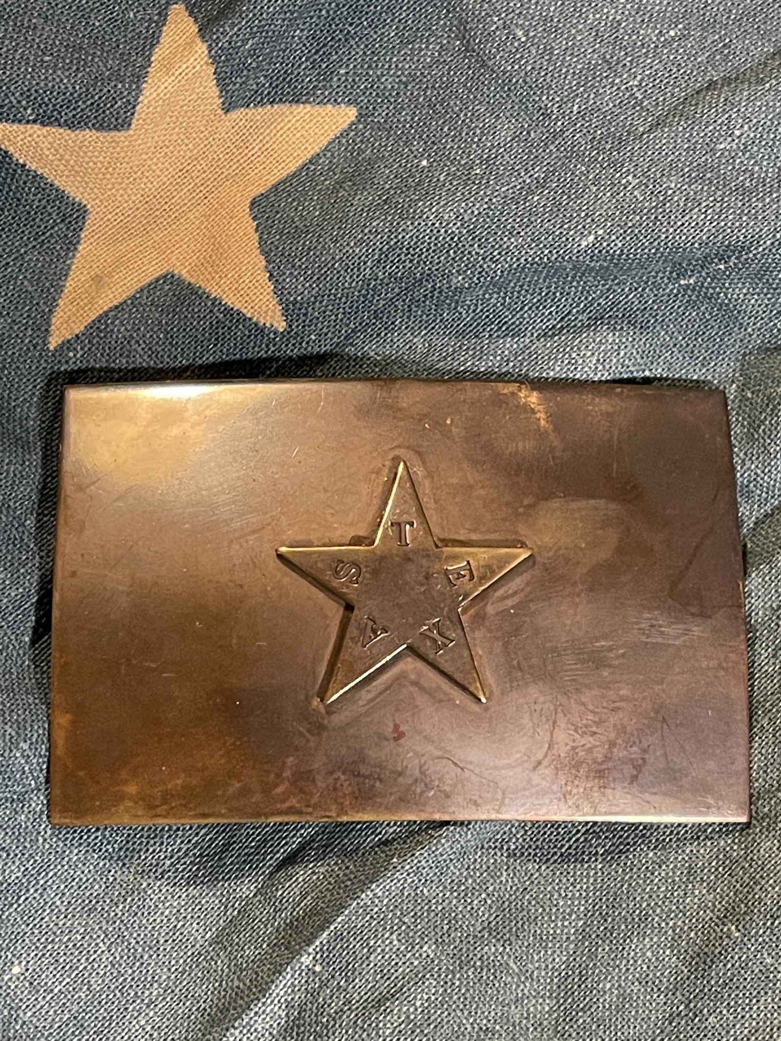 RARE CIVIL WAR CONFEDERATE TEXAS BELT BUCKLE: RARE CIVIL WAR CONFEDERATE TEXAS BELT BUCKLE. IN GOOD OVERALL SHAPE AND CONDITION. HAS A GREAT LOOK TO IT WITH AN EXCELLENT OVERALL EYE APPEAL. A GREAT FIND AND AN EXCELLENT ADDITION TO YOUR COLLECTIO