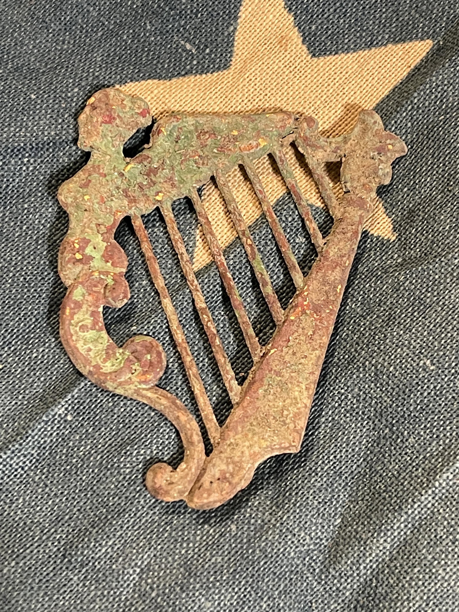 RARE DUG CIVIL WAR IRISH BRIGADE 69 HARP PLATE: RARE DUG CIVIL WAR IRISH BRIGADE 69 HARP PLATE. ORIGINS UNKNOWN. PLEASE VIEW ALL DETAILED PICTURES. A GREAT FIND AND AN EXCELLENT ADDITION TO YOUR COLLECTION.