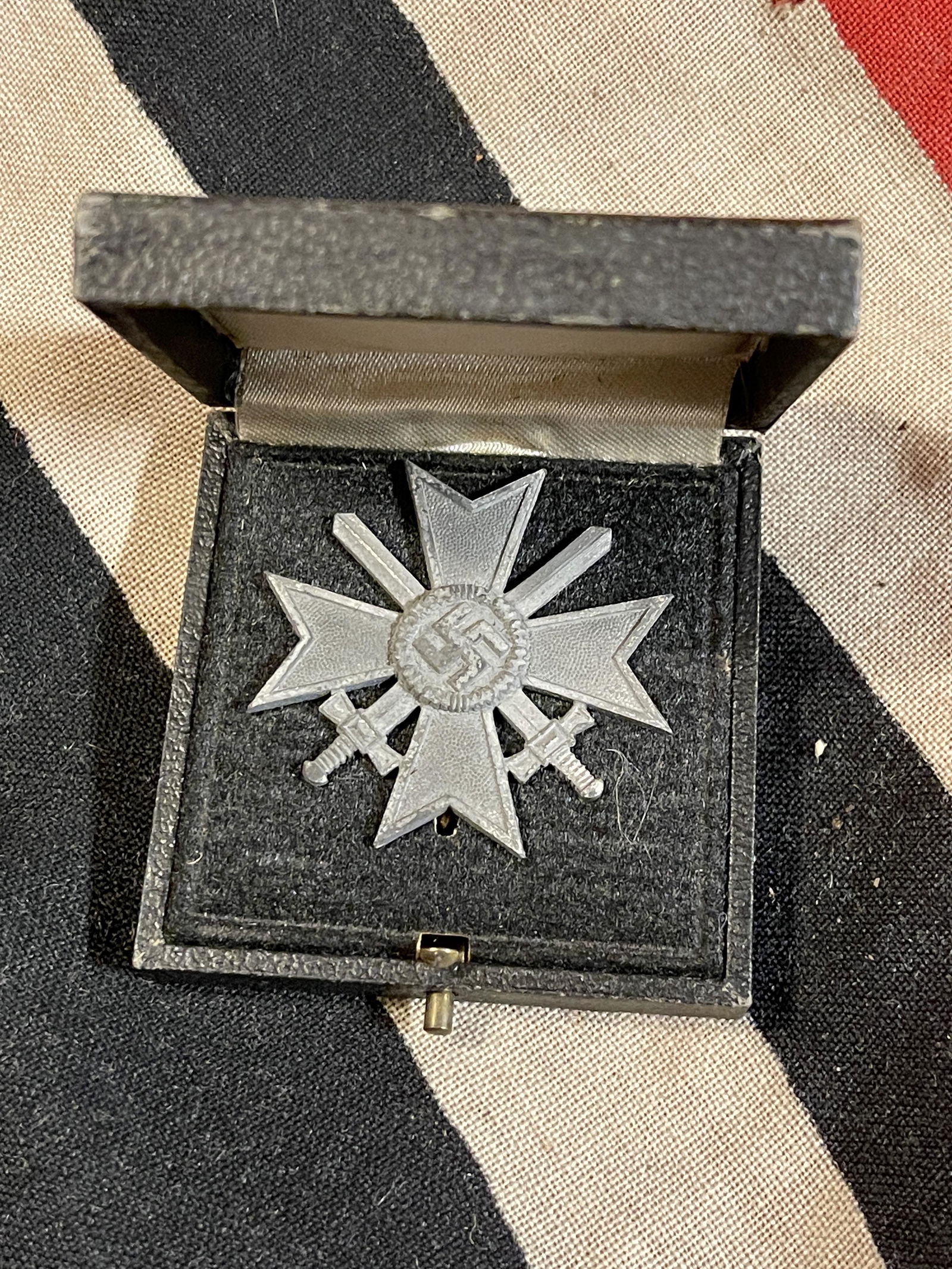 CASED WW2 GERMAN MERIT CROSS W/SWORDS: CASED WW2 GERMAN MERIT CROSS W/SWORDS. IN MINT OVERALL SHAPE AND CONDITION. HAS A GREAT LOOK TO IT WITH AN EXCELLENT OVERALL EYE APPEAL. THIS INSIGNIA COMES IN THE ORIGINAL CASE. PLEASE VIEW ALL DETAI