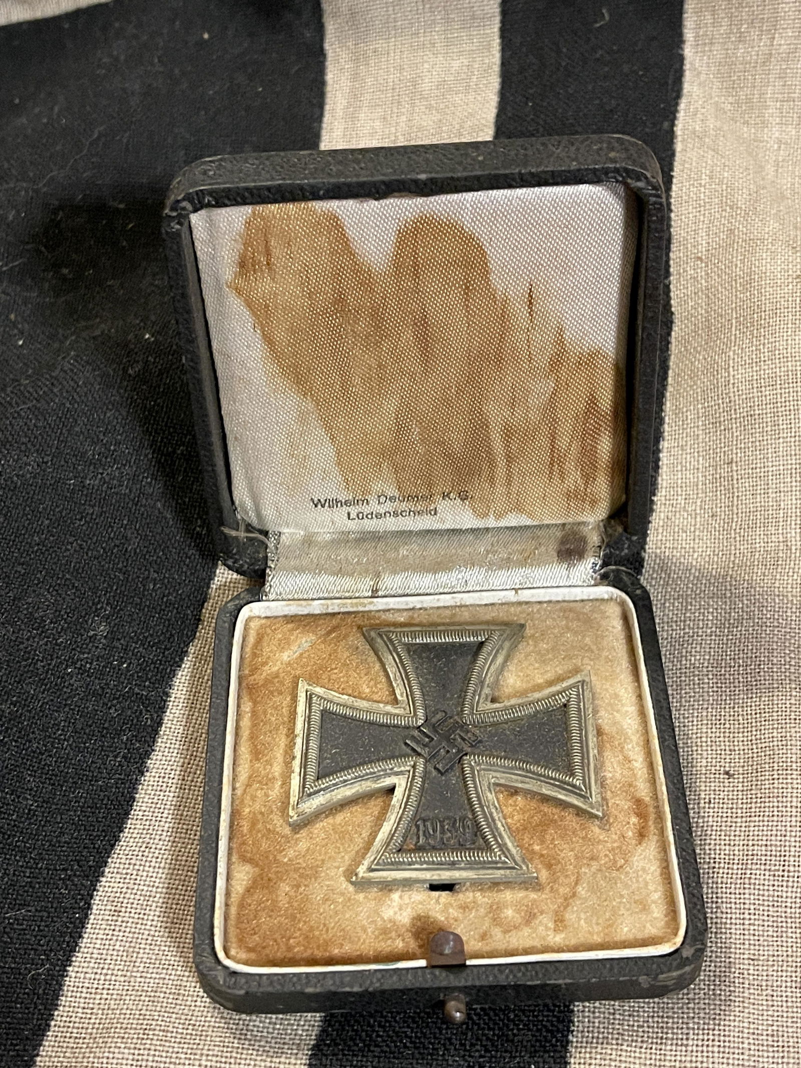 CASED WW2 GERMAN NAZI IRON CROSS W/MAKER MARKS: CASED WW2 GERMAN NAZI IRON CROSS W/MAKER MARKS. IN MINT OVERALL SHAPE AND CONDITION. HAS A GREAT LOOK TO IT WITH AN EXCELLENT OVERALL EYE APPEAL. THESE ARE VERY HARD TO FIND, ESPECIALLY CASED IN THE O