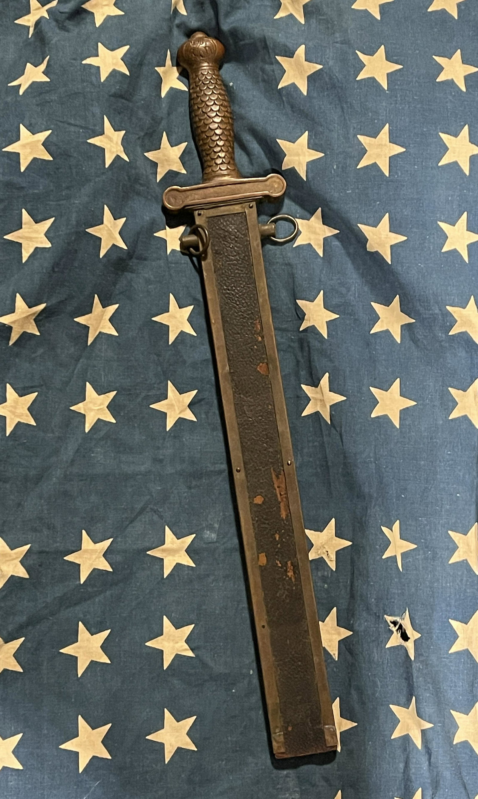 VERY RARE CIVIL WAR CONFEDERATE ARTILLERY SHORT SWORD: VERY RARE CIVIL WAR CONFEDERATE ARTILLERY SHORT SWORD. IN MINT OVERALL SHAPE AND CONDITION WITH A BEAUTIFUL OVERALL PATINA. HAS A GREAT LOOK TO IT WITH AN EXCELLENT OVERALL EYE APPEAL. BEAUTIFUL CONFE