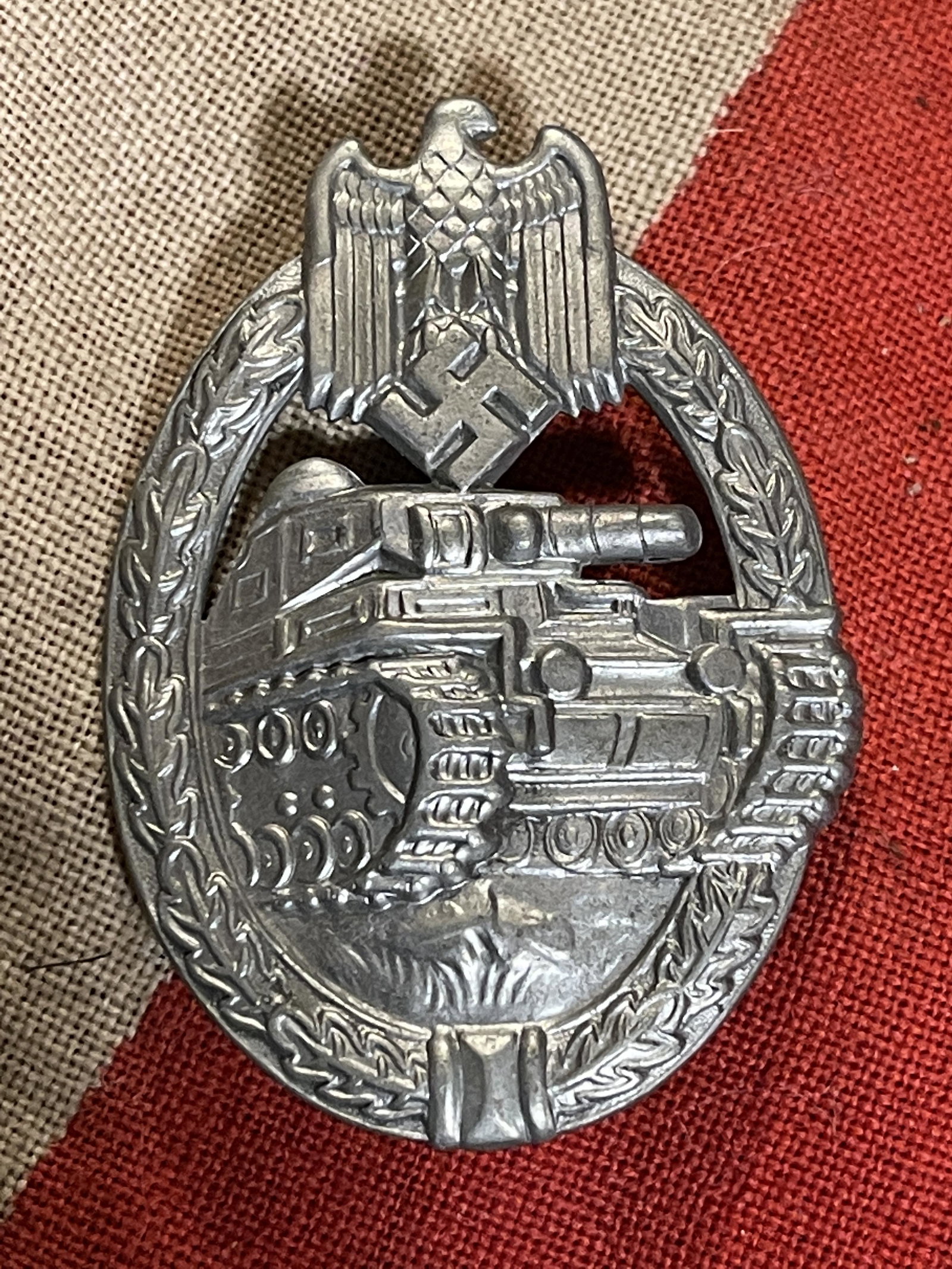 RARE WW2 GERMAN PANZER ASSAULT BADGE: RARE WW2 GERMAN PANZER ASSAULT BADGE. IN GOOD OVERALL SHAPE AND CONDITION WITH A BEAUTIFUL OVERALL PATINA. A GREAT FIND AND AN EXCELLENT ADDITION TO YOUR COLLECTION.