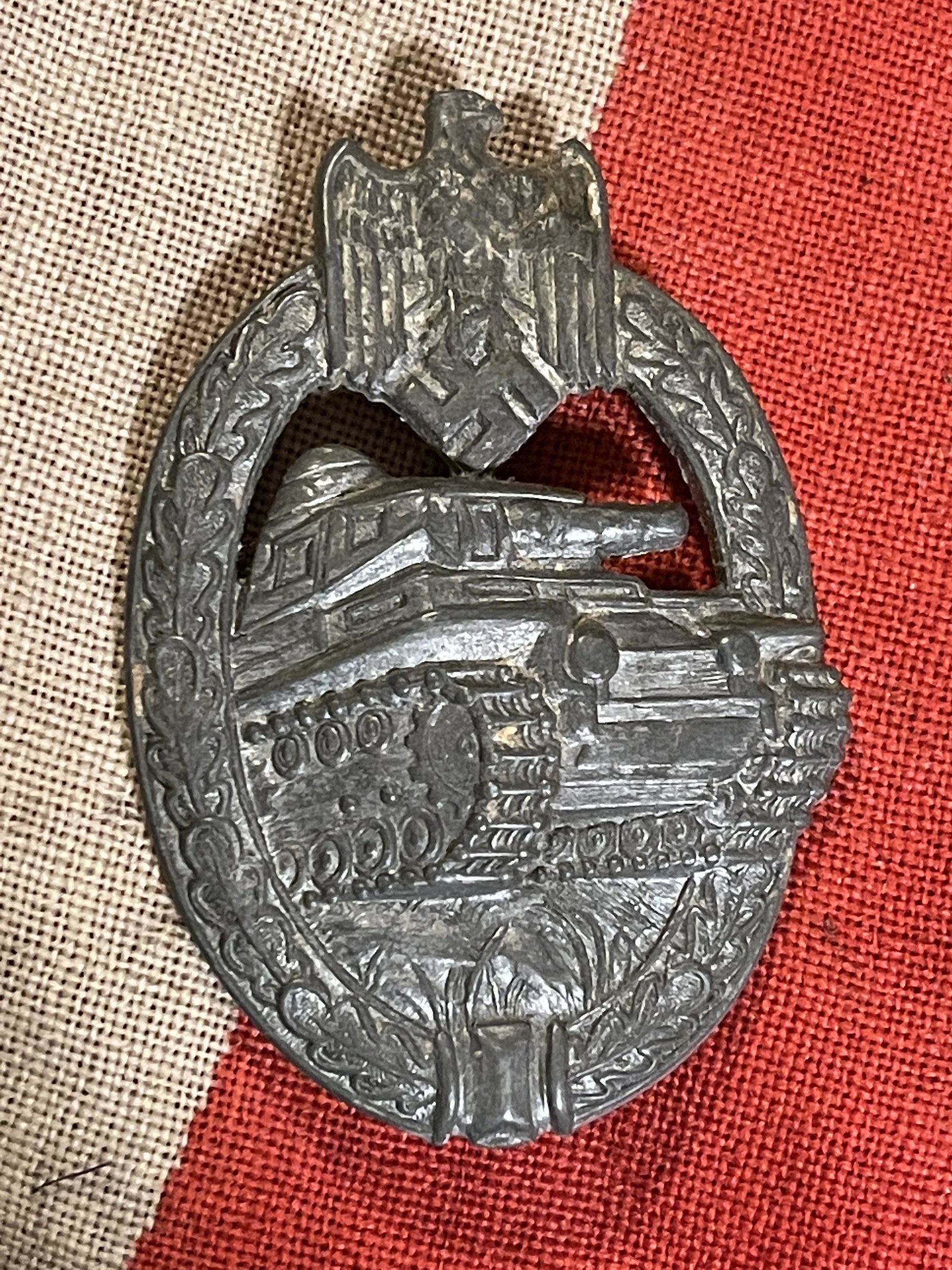 WW2 GERMAN NAZI PANZER ASSAULT TANK BADGE: WW2 GERMAN NAZI PANZER ASSAULT TANK BADGE. IN MINT OVERLL SHAPE AND CONDITION WITH A BEAUTIFUL OVERALL PAITNA. A GREAT FIND AND AN EXCELLENT ADDITION TO YOUR COLLECTION.
