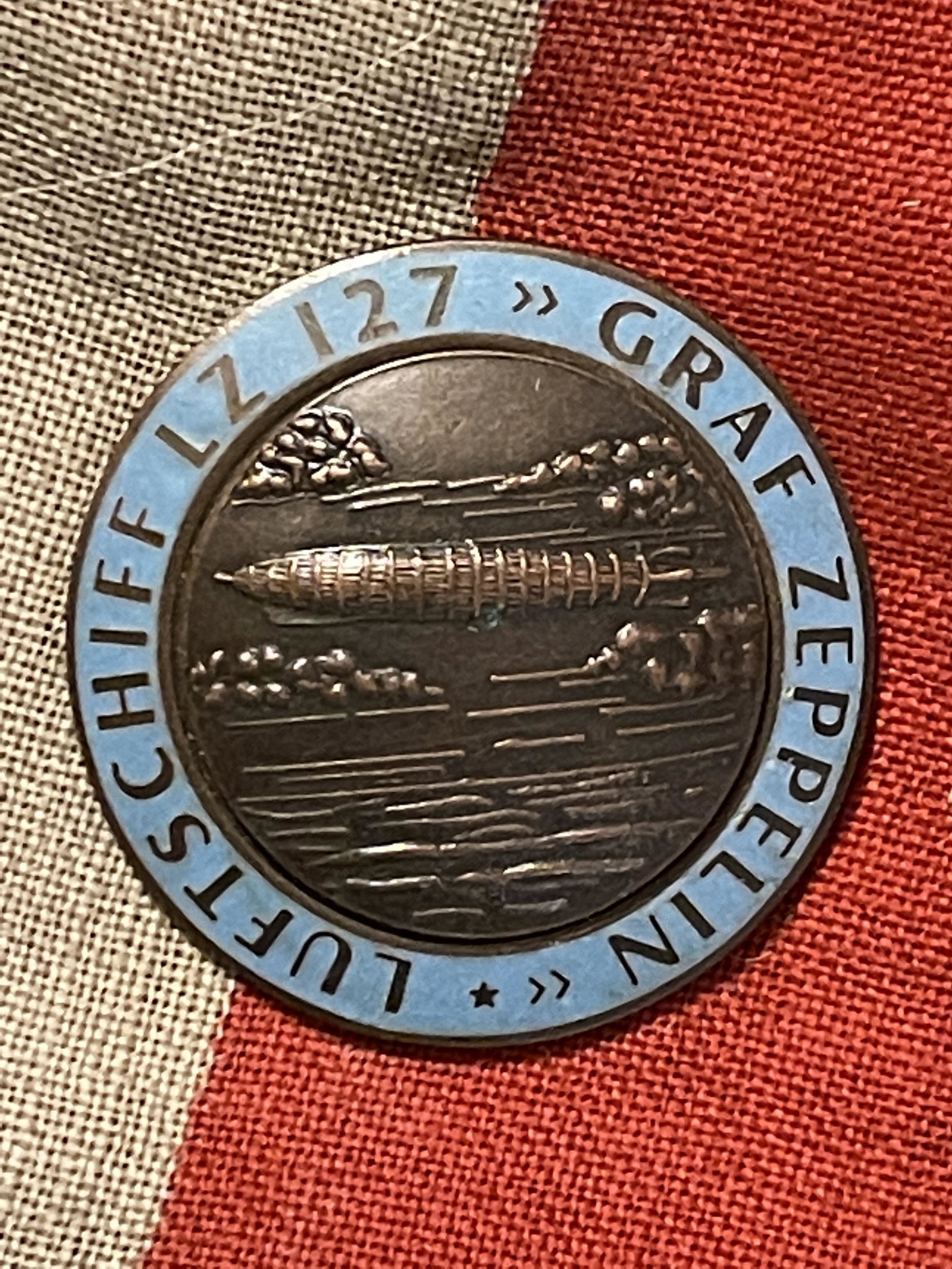 WW2 GERMAN GRAF ZEPPELIN LUFTSCHIFF LZ 127 BADGE: WW2 GERMAN GRAF ZEPPELIN LUFTSCHIFF LZ 127 BADGE. HAS MAKER MARKS ON THE BACK. A GREAT FIND AND AN EXCELLENT ADDITION TO YOUR COLLECTION.