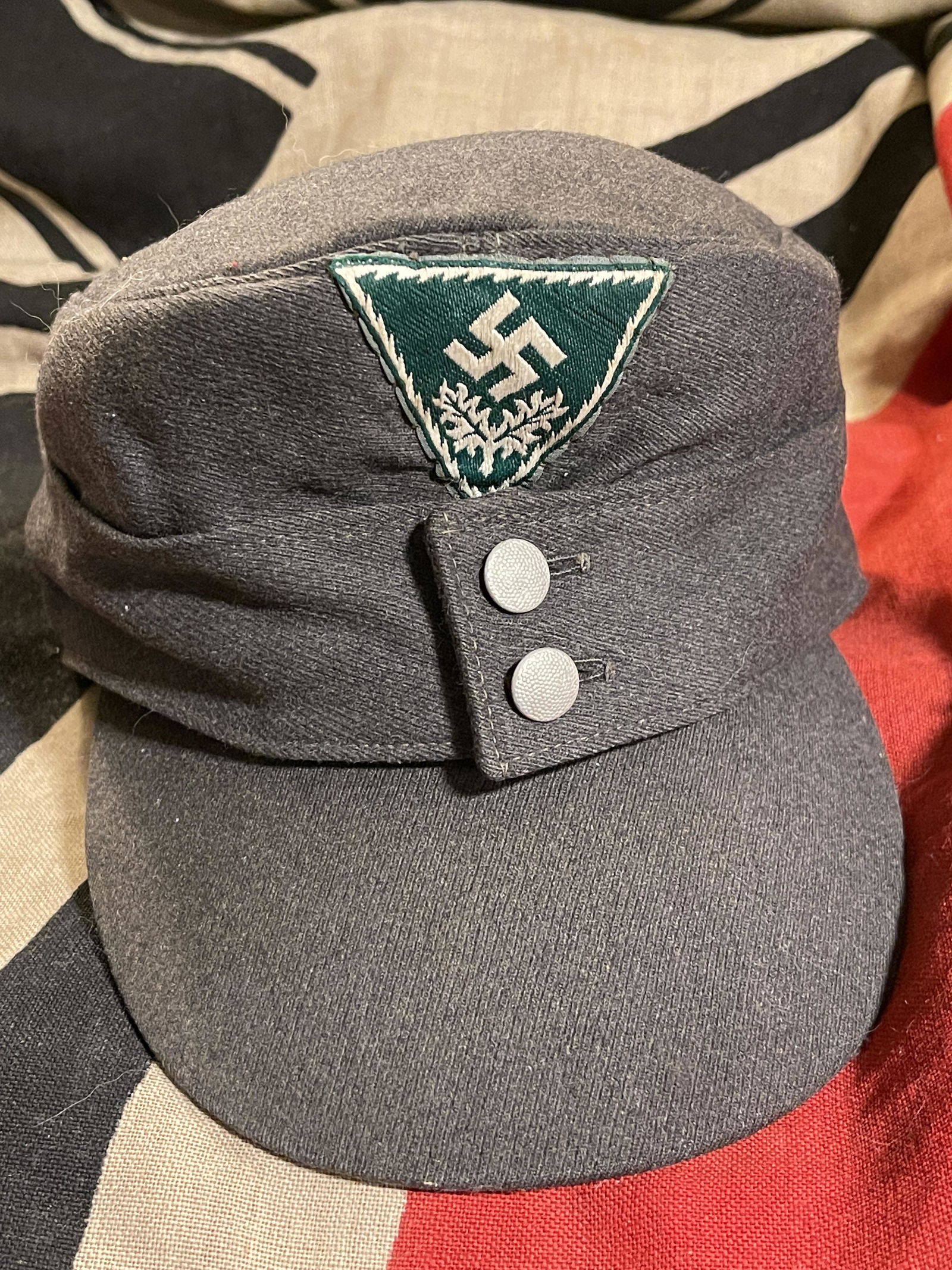 WW2 GERMAN LABOR SERVICE OFFICER CAP: WW2 GERMAN LABOR SERVICE OFFICER CAP. IN MINT OVERALL SHAPE AND CONDITION. HAS A GREAT LOOK TO IT WITH AN EXCELLENT OVERALL EYE APPEAL. A GREAT FIND AND AN EXCELLENT ADDITION TO YOUR COLLECTION.