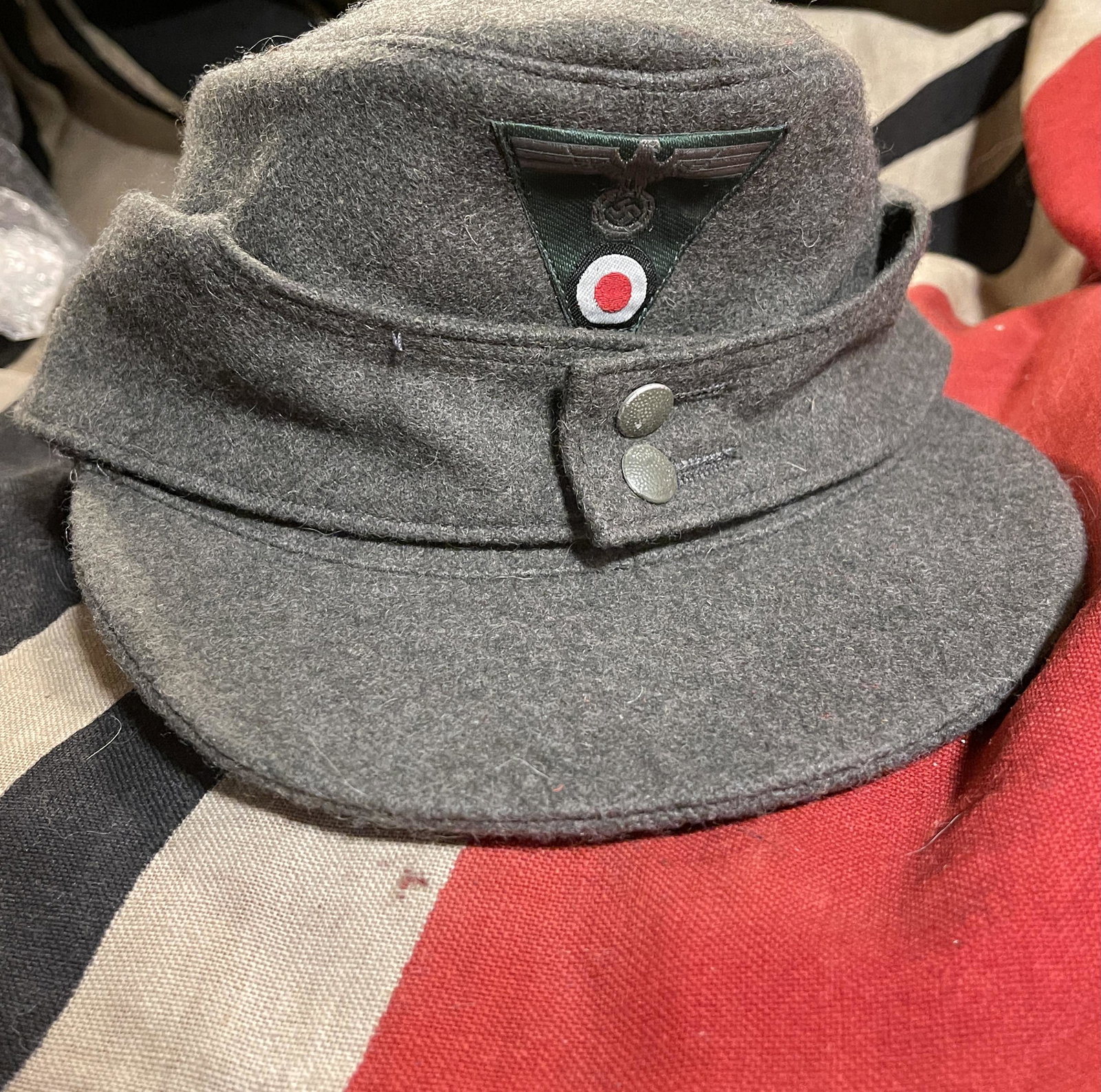 RARE WW2 GERMAN HEER ENLISTED M43 CAP W/MAKER MARKS: RARE WW2 GERMAN HEER ENLISTED M43 CAP W/MAKER MARKS. IN MINT OVERALL SHAPE AND CONDITION. HAS A GREAT LOOK TO IT WITH AN EXCELLENT OVERALL EYE APPEAL. This was the standard German Army Field Cap. Made