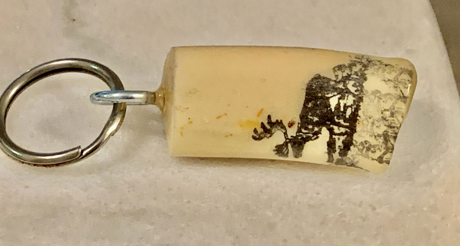 VTG. SCRIMSHAW KEYCHAIN: VTG. SCRIMSHAW KEYCHAIN. A GREAT ADDITION TO YOUR COLLECTION.